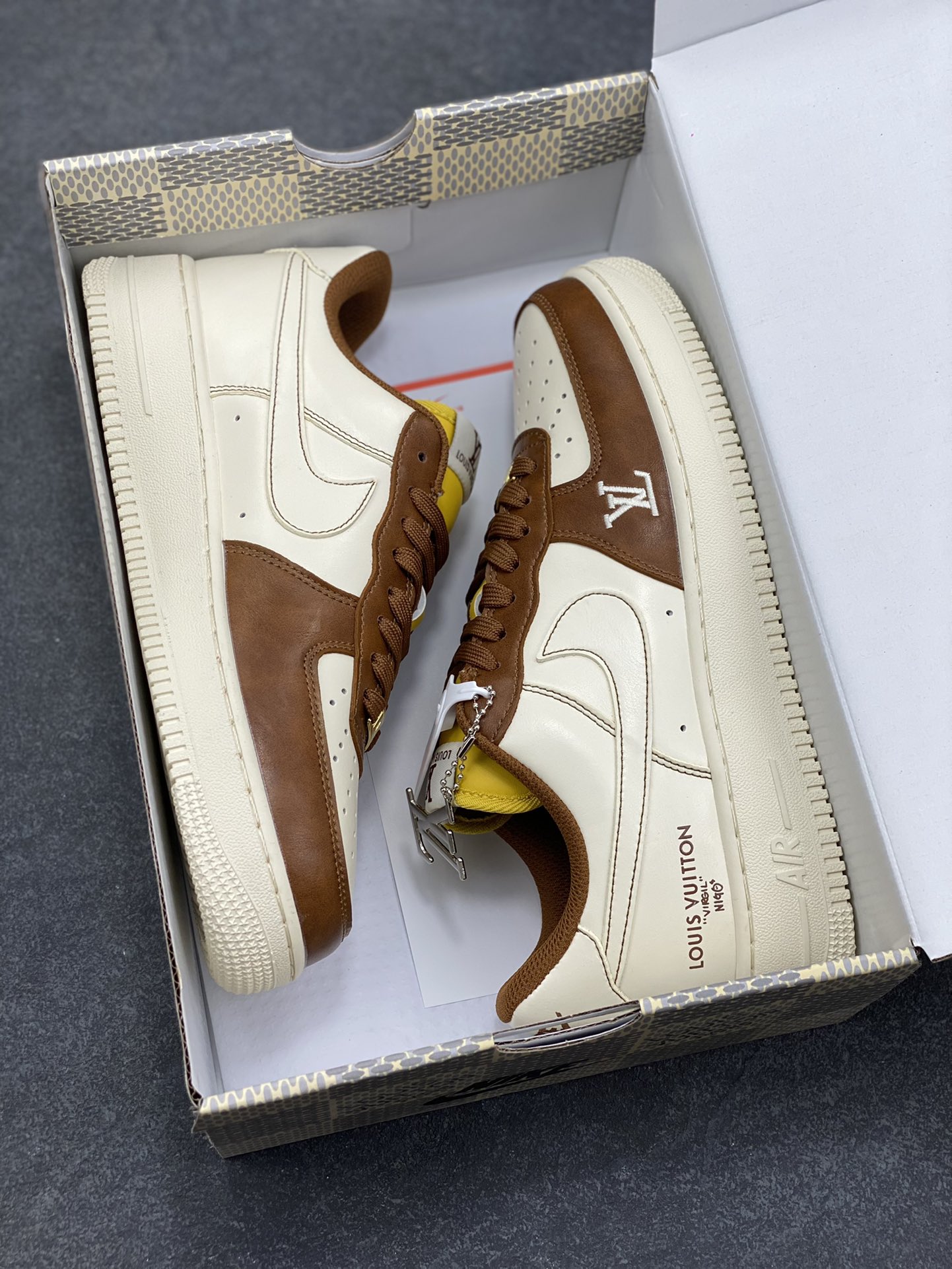 图片[9]-NIke Air Force 1 ‘07 Low “LV联名—奶白咖棕” 空军一号低帮 运动鞋 休闲鞋 折边针车 工艺难度大 原楦头原纸板 高端定制鞋盒 原厂鞋底 超高清洁度 细节完美 货号：IH1817-800 尺码：36 36.5 37.5 38 38.5 39 40 40.5 41 42 42.5 43 44 44.5 45-选品中心