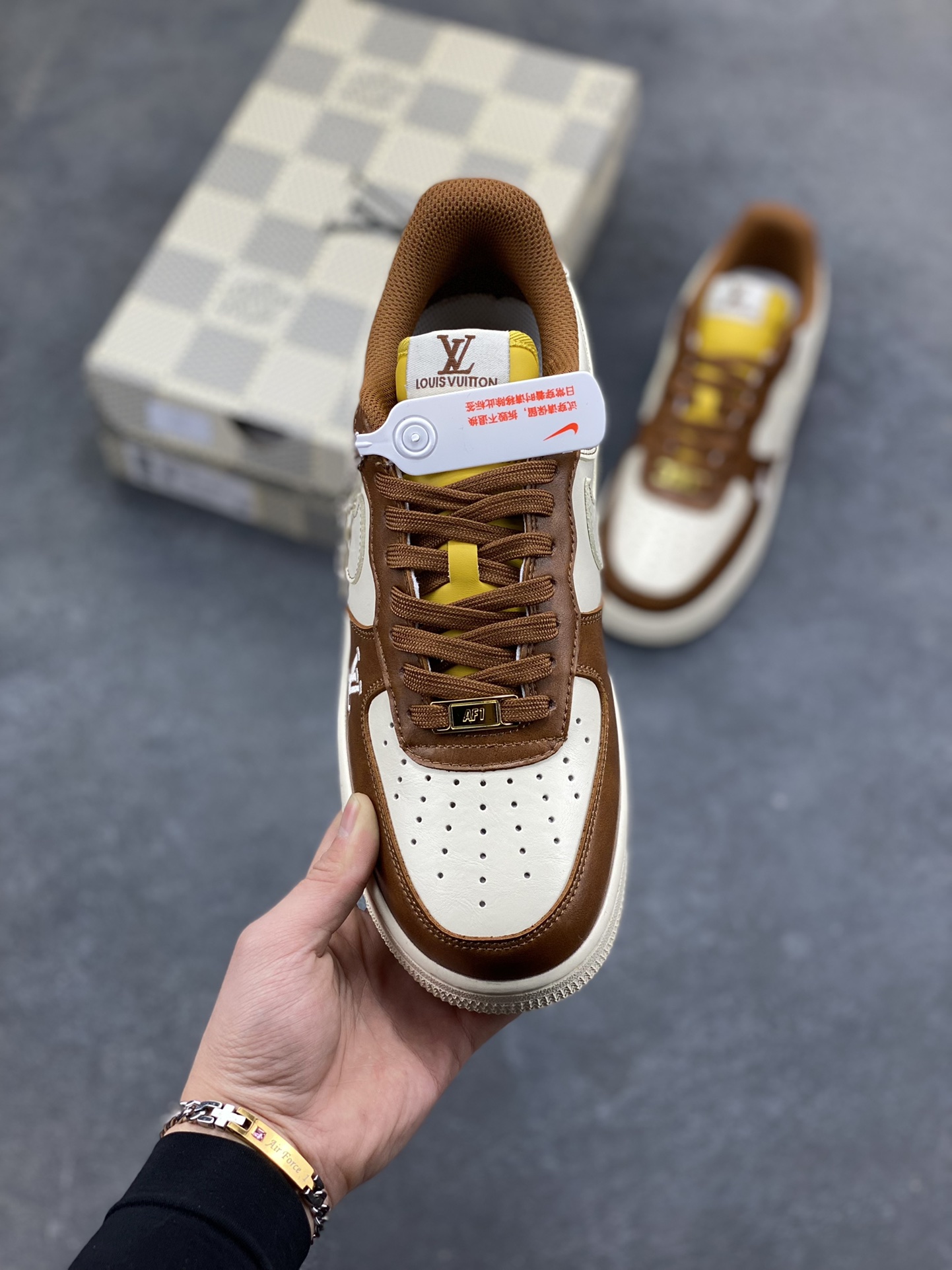 图片[2]-NIke Air Force 1 ‘07 Low “LV联名—奶白咖棕” 空军一号低帮 运动鞋 休闲鞋 折边针车 工艺难度大 原楦头原纸板 高端定制鞋盒 原厂鞋底 超高清洁度 细节完美 货号：IH1817-800 尺码：36 36.5 37.5 38 38.5 39 40 40.5 41 42 42.5 43 44 44.5 45-选品中心