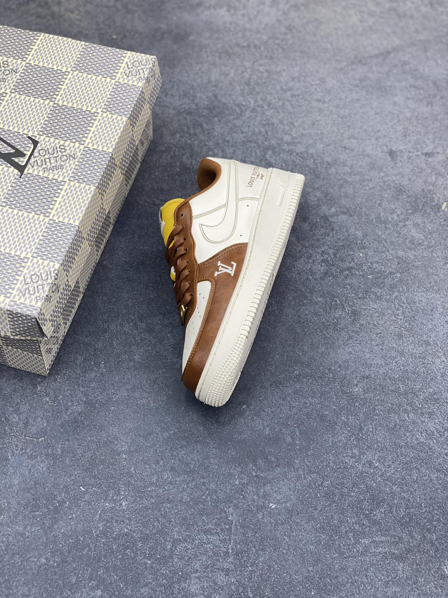 图片[7]-NIke Air Force 1 ‘07 Low “LV联名—奶白咖棕” 空军一号低帮 运动鞋 休闲鞋 折边针车 工艺难度大 原楦头原纸板 高端定制鞋盒 原厂鞋底 超高清洁度 细节完美 货号：IH1817-800 尺码：36 36.5 37.5 38 38.5 39 40 40.5 41 42 42.5 43 44 44.5 45-选品中心