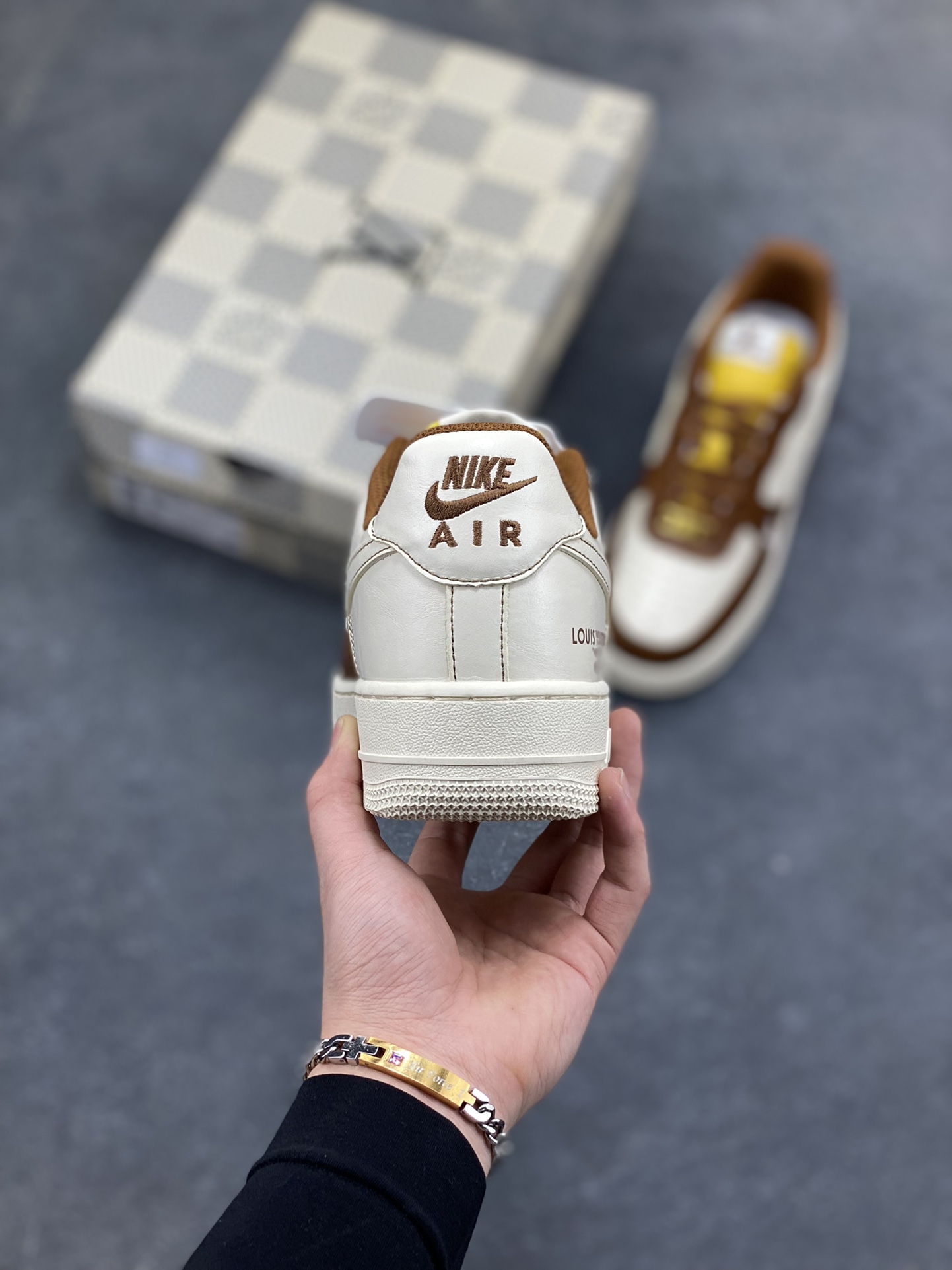 图片[4]-NIke Air Force 1 ‘07 Low “LV联名—奶白咖棕” 空军一号低帮 运动鞋 休闲鞋 折边针车 工艺难度大 原楦头原纸板 高端定制鞋盒 原厂鞋底 超高清洁度 细节完美 货号：IH1817-800 尺码：36 36.5 37.5 38 38.5 39 40 40.5 41 42 42.5 43 44 44.5 45-选品中心