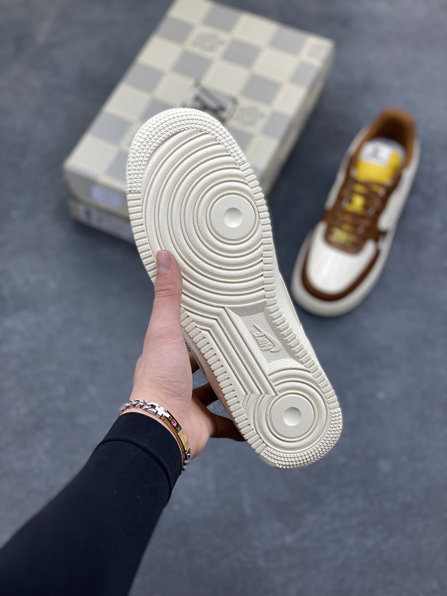 图片[5]-NIke Air Force 1 ‘07 Low “LV联名—奶白咖棕” 空军一号低帮 运动鞋 休闲鞋 折边针车 工艺难度大 原楦头原纸板 高端定制鞋盒 原厂鞋底 超高清洁度 细节完美 货号：IH1817-800 尺码：36 36.5 37.5 38 38.5 39 40 40.5 41 42 42.5 43 44 44.5 45-选品中心