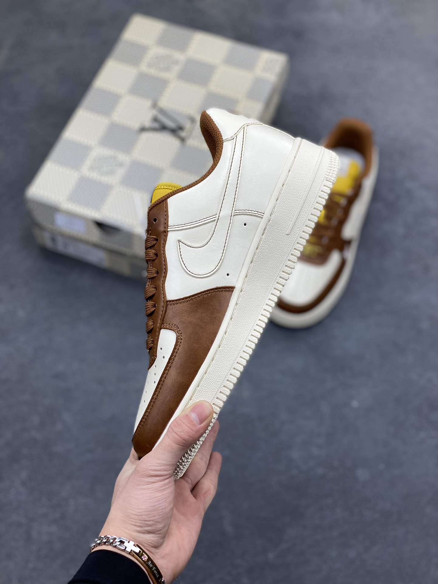 图片[3]-NIke Air Force 1 ‘07 Low “LV联名—奶白咖棕” 空军一号低帮 运动鞋 休闲鞋 折边针车 工艺难度大 原楦头原纸板 高端定制鞋盒 原厂鞋底 超高清洁度 细节完美 货号：IH1817-800 尺码：36 36.5 37.5 38 38.5 39 40 40.5 41 42 42.5 43 44 44.5 45-选品中心