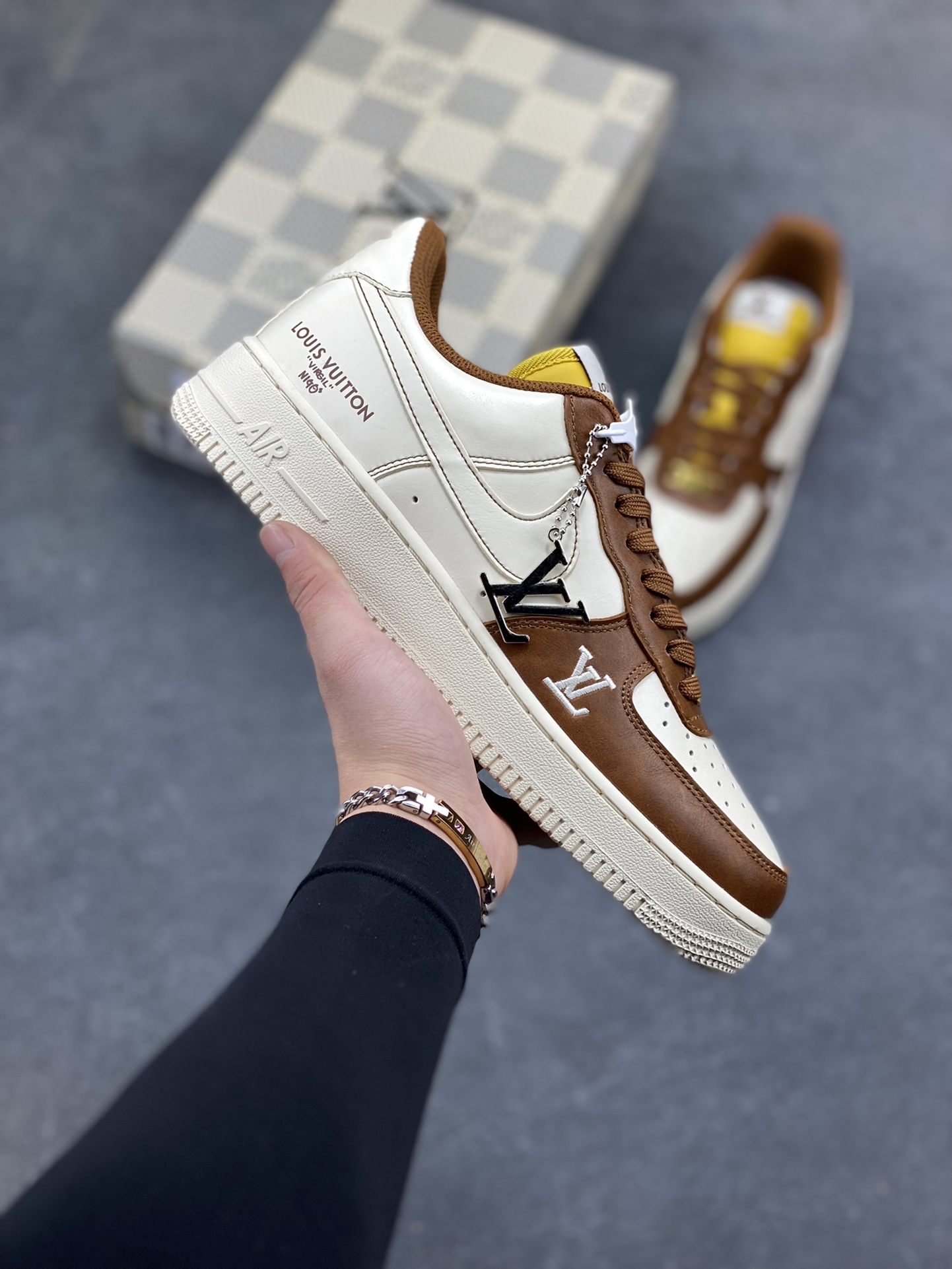 NIke Air Force 1 ‘07 Low “LV联名—奶白咖棕” 空军一号低帮 运动鞋 休闲鞋 折边针车 工艺难度大 原楦头原纸板 高端定制鞋盒 原厂鞋底 超高清洁度 细节完美 货号：IH1817-800 尺码：36 36.5 37.5 38 38.5 39 40 40.5 41 42 42.5 43 44 44.5 45-选品中心