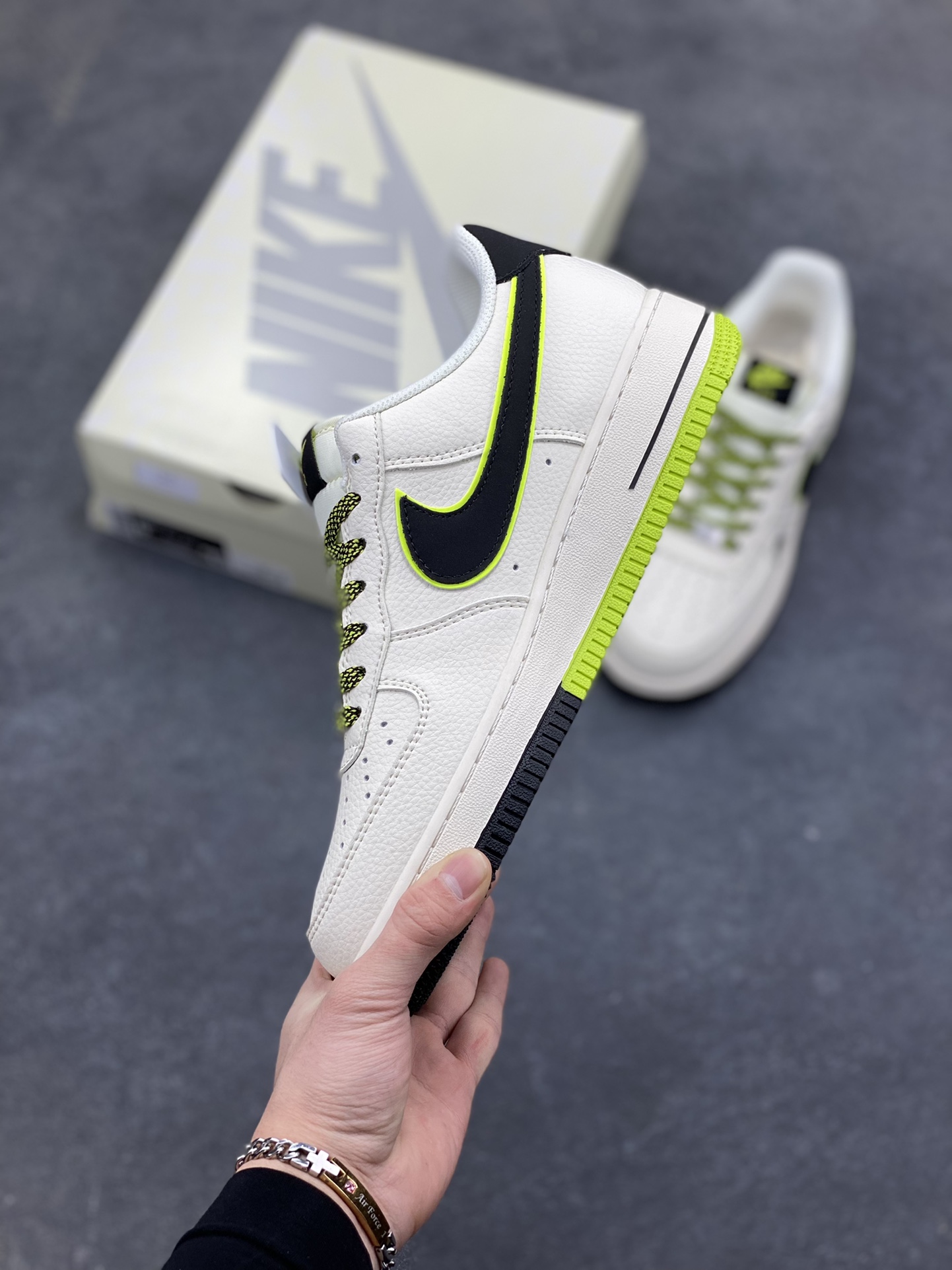 图片[3]-Nike Air Force 1 ‘07 Low “OFF-WHITE联名——双拼米黑绿”空军一号 低帮 运动鞋 休闲鞋 折边针车 工艺难度大 原楦头原纸板 原装鞋盒 定制五金配件 内置全掌气垫 原厂鞋底 货号：QW5836-023 尺码：36 36.5 37.5 38 38.5 39 40 40.5 41 42 42.5 43 44 44.5 45-选品中心
