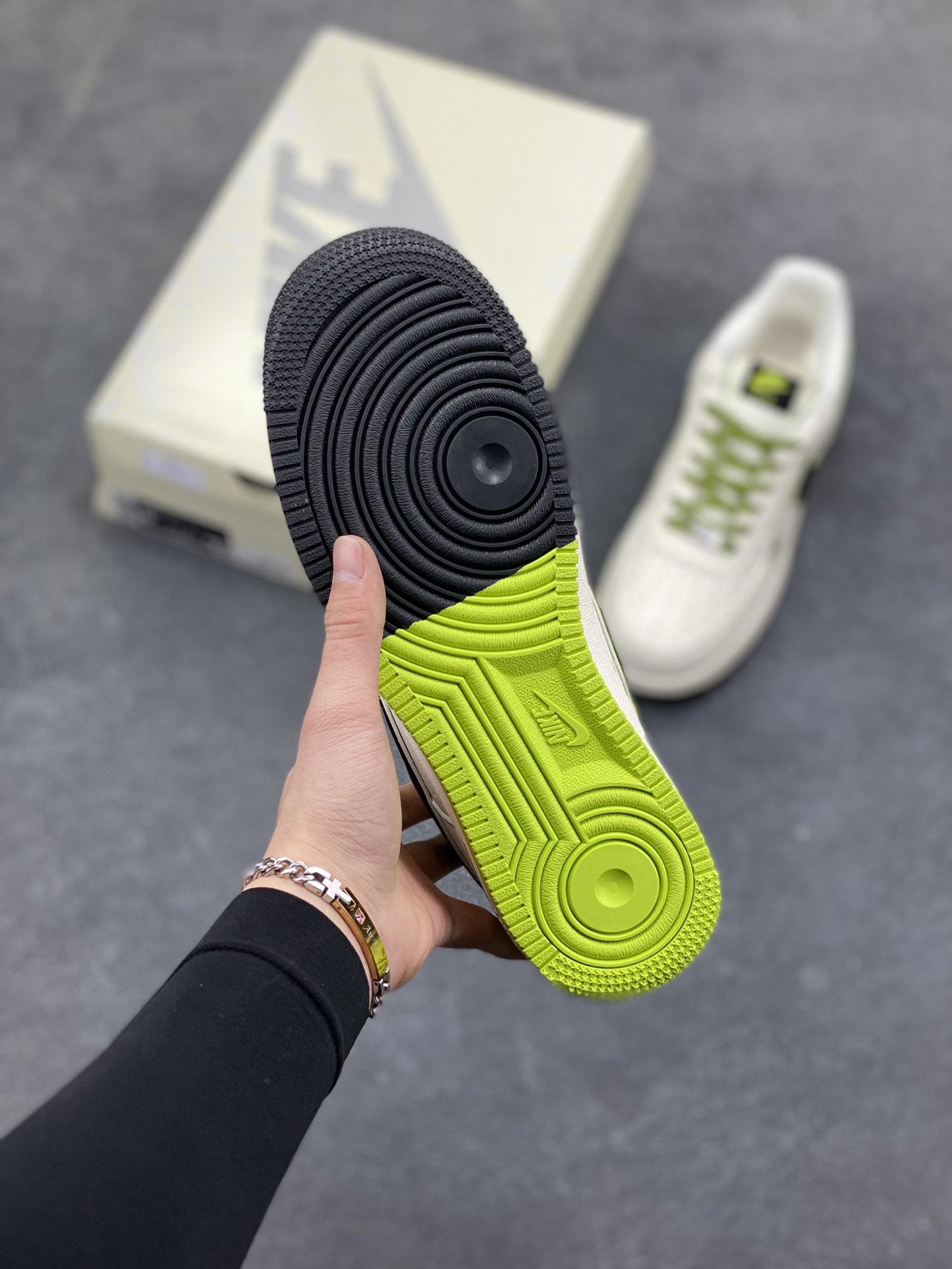 图片[5]-Nike Air Force 1 ‘07 Low “OFF-WHITE联名——双拼米黑绿”空军一号 低帮 运动鞋 休闲鞋 折边针车 工艺难度大 原楦头原纸板 原装鞋盒 定制五金配件 内置全掌气垫 原厂鞋底 货号：QW5836-023 尺码：36 36.5 37.5 38 38.5 39 40 40.5 41 42 42.5 43 44 44.5 45-选品中心