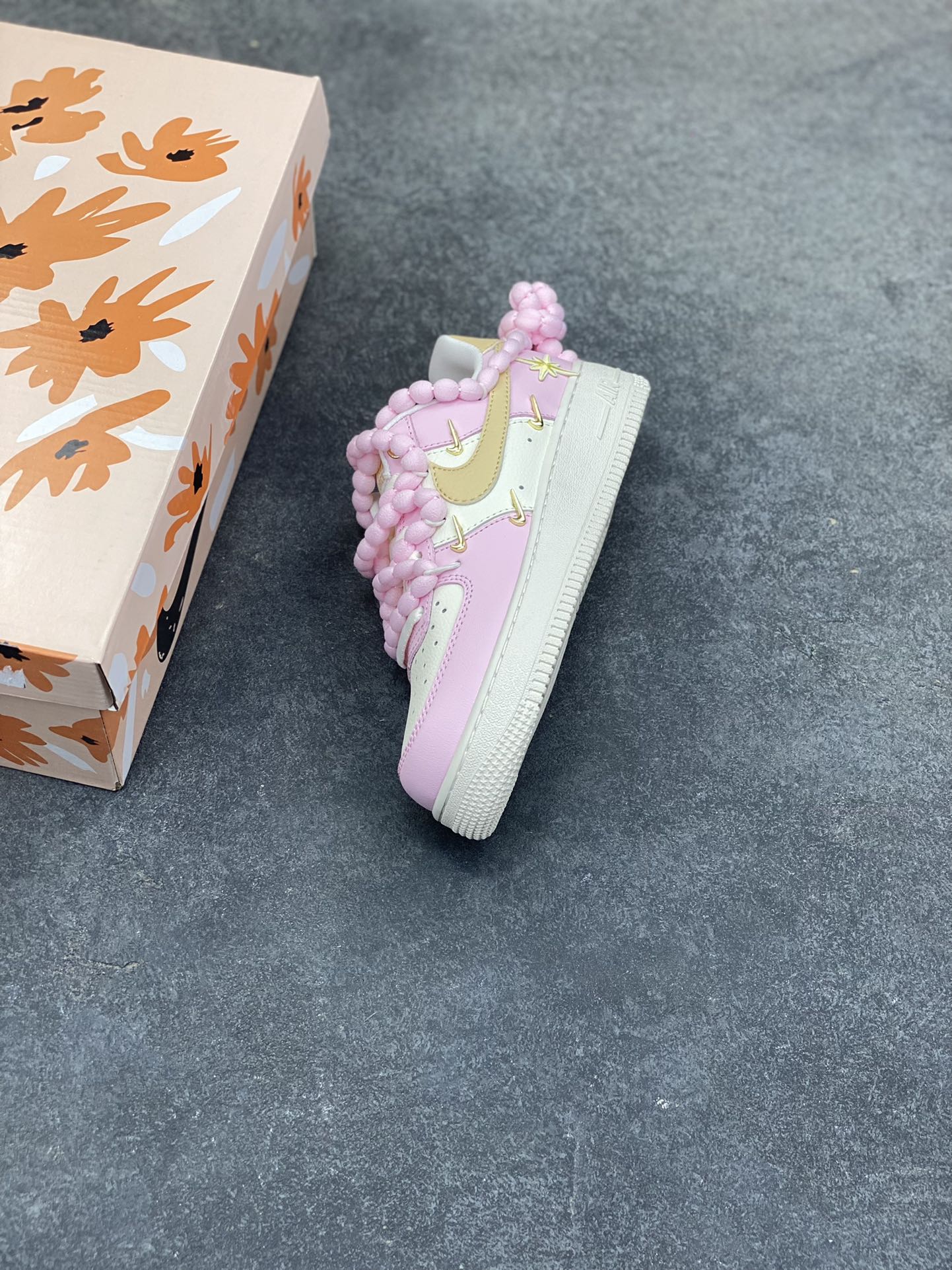 图片[7]-订制空军一号板鞋 该定制版球鞋选用原鞋款为Nike Air Force 1‘07空军一号，以淡粉+米白+浅卡其为主色调，搭配金色四钩装饰，鞋侧还有星星细节；图中毛绒鞋带是玩家后期搭配款，原版为常规白色鞋带。 货号：AB2574-600 尺码：35.5 36 36.5 37.5 38 38.5 39 40 40.5 41 42-选品中心