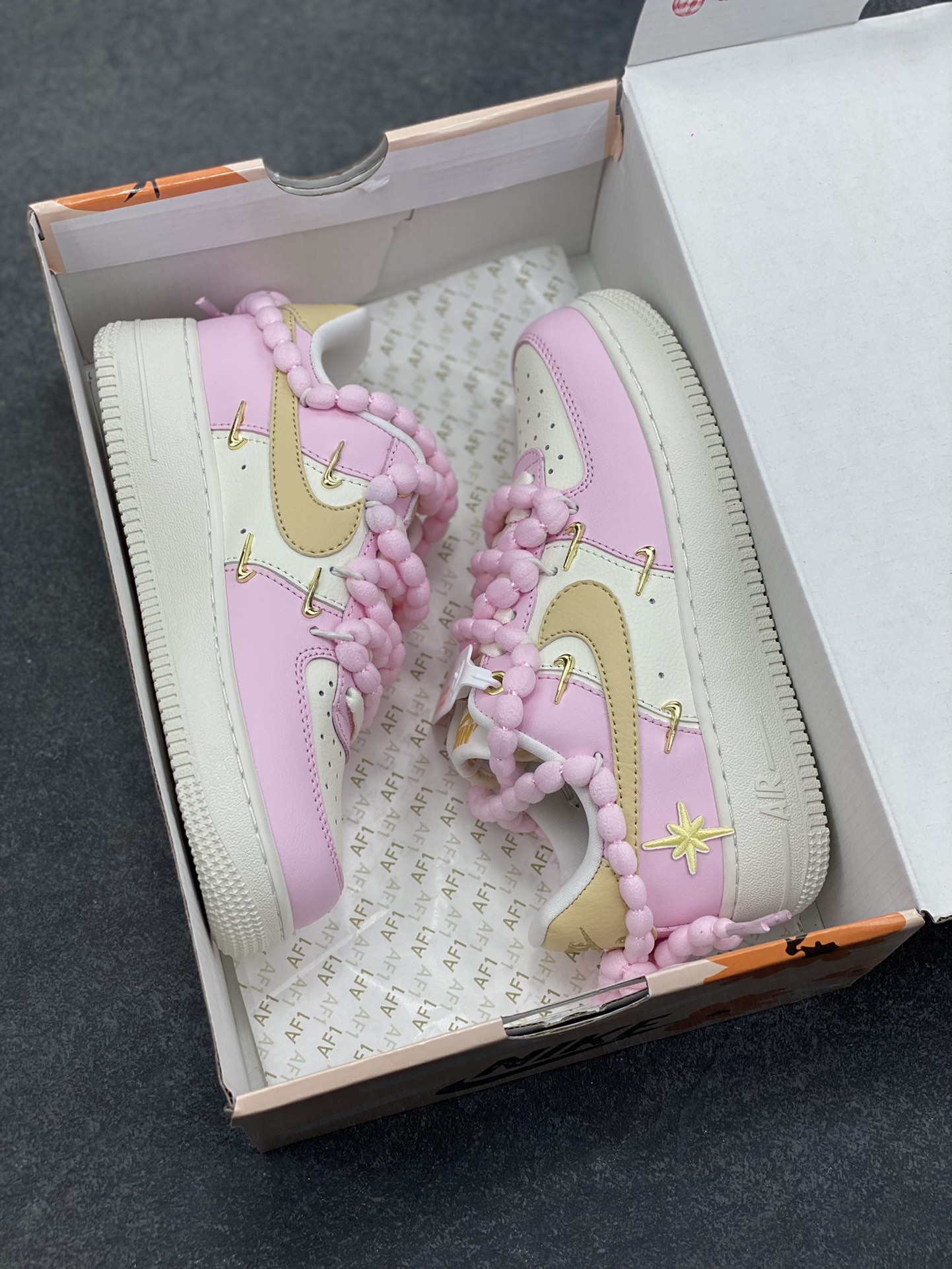 图片[9]-订制空军一号板鞋 该定制版球鞋选用原鞋款为Nike Air Force 1‘07空军一号，以淡粉+米白+浅卡其为主色调，搭配金色四钩装饰，鞋侧还有星星细节；图中毛绒鞋带是玩家后期搭配款，原版为常规白色鞋带。 货号：AB2574-600 尺码：35.5 36 36.5 37.5 38 38.5 39 40 40.5 41 42-选品中心
