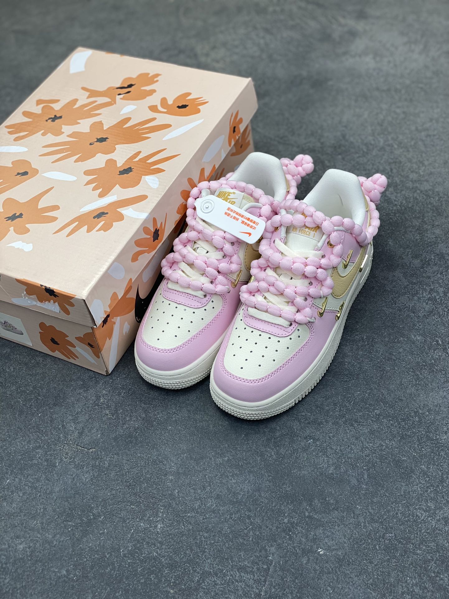 图片[8]-订制空军一号板鞋 该定制版球鞋选用原鞋款为Nike Air Force 1‘07空军一号，以淡粉+米白+浅卡其为主色调，搭配金色四钩装饰，鞋侧还有星星细节；图中毛绒鞋带是玩家后期搭配款，原版为常规白色鞋带。 货号：AB2574-600 尺码：35.5 36 36.5 37.5 38 38.5 39 40 40.5 41 42-选品中心