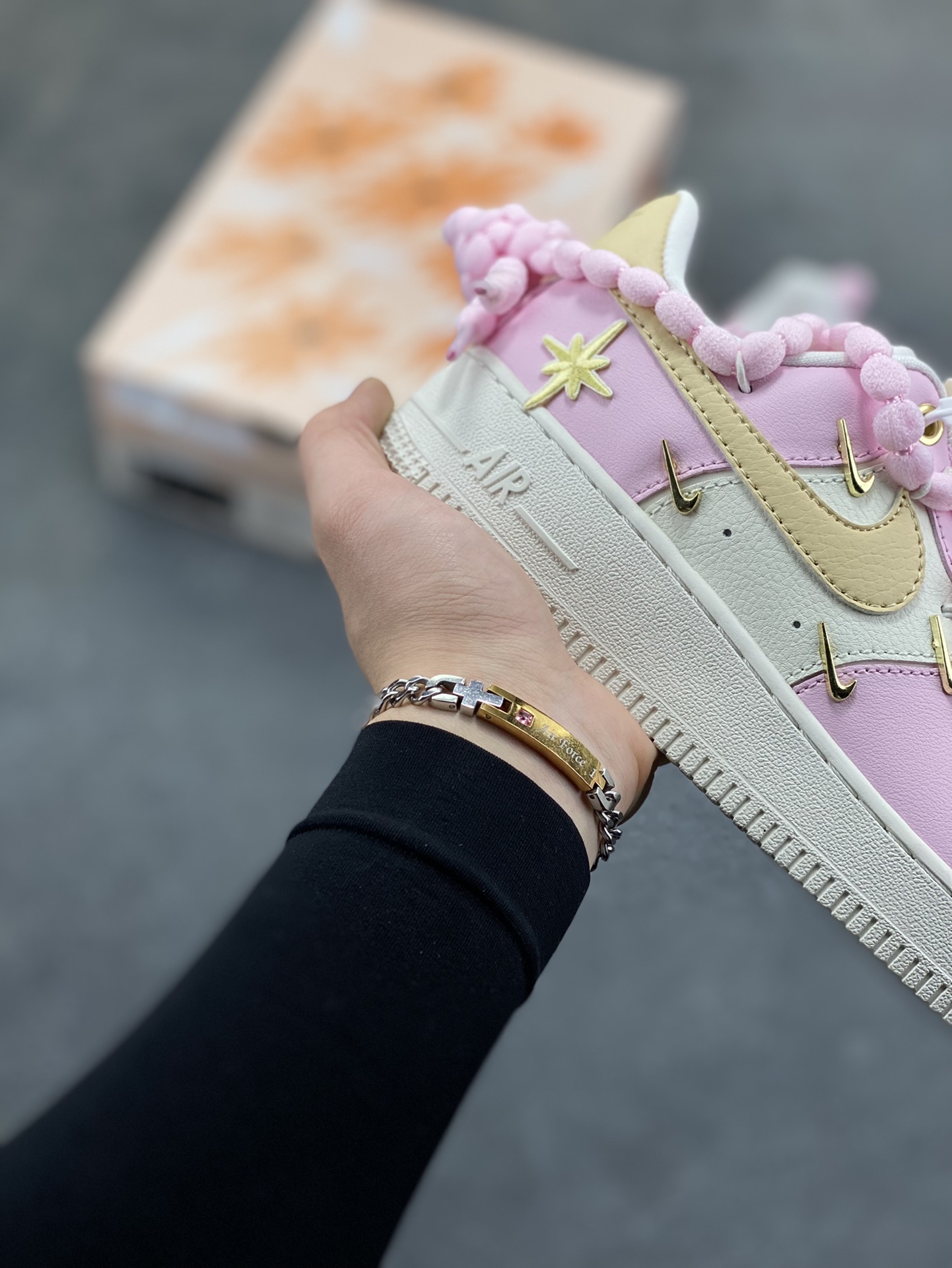 图片[6]-订制空军一号板鞋 该定制版球鞋选用原鞋款为Nike Air Force 1‘07空军一号，以淡粉+米白+浅卡其为主色调，搭配金色四钩装饰，鞋侧还有星星细节；图中毛绒鞋带是玩家后期搭配款，原版为常规白色鞋带。 货号：AB2574-600 尺码：35.5 36 36.5 37.5 38 38.5 39 40 40.5 41 42-选品中心