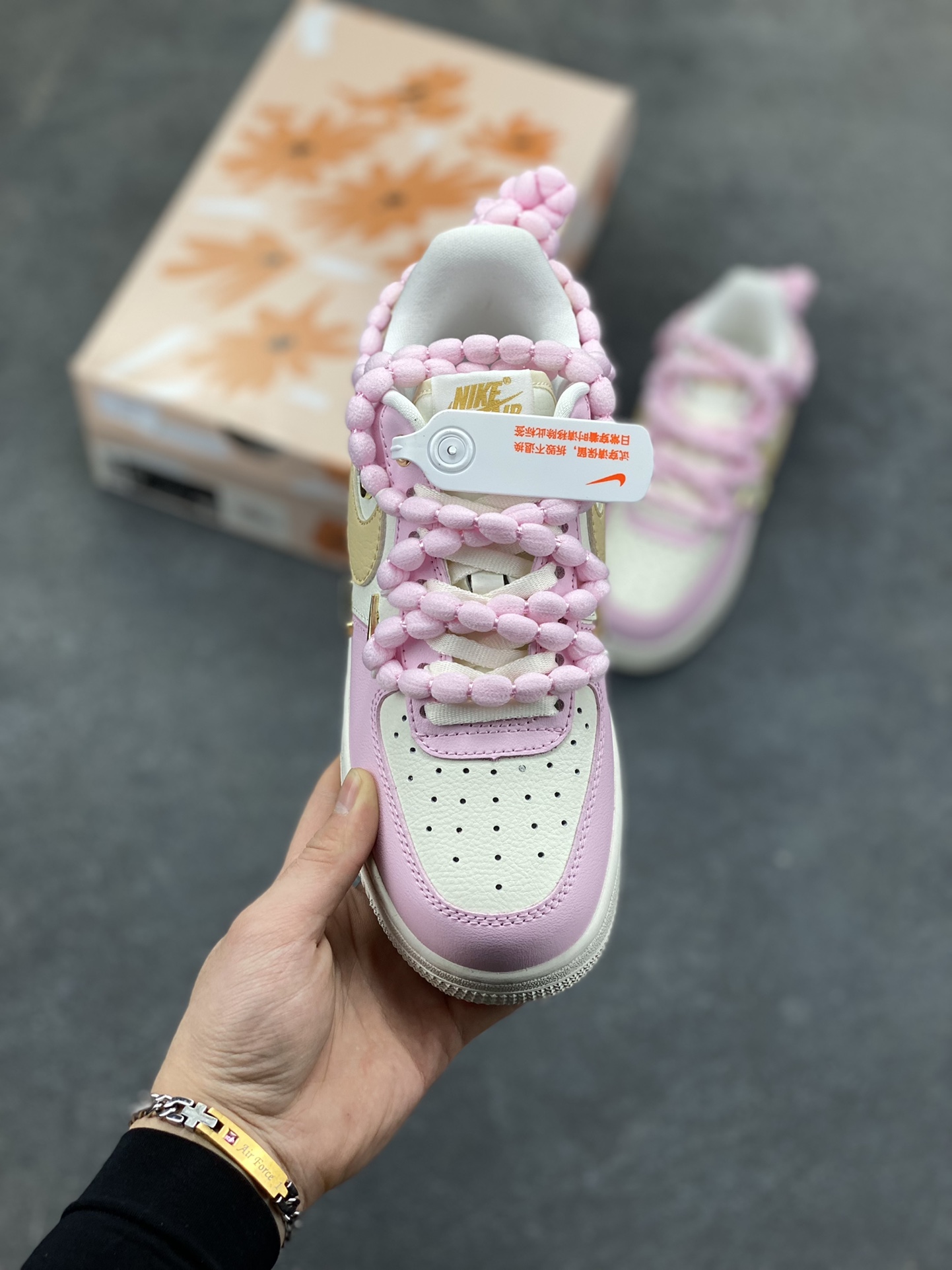图片[2]-订制空军一号板鞋 该定制版球鞋选用原鞋款为Nike Air Force 1‘07空军一号，以淡粉+米白+浅卡其为主色调，搭配金色四钩装饰，鞋侧还有星星细节；图中毛绒鞋带是玩家后期搭配款，原版为常规白色鞋带。 货号：AB2574-600 尺码：35.5 36 36.5 37.5 38 38.5 39 40 40.5 41 42-选品中心