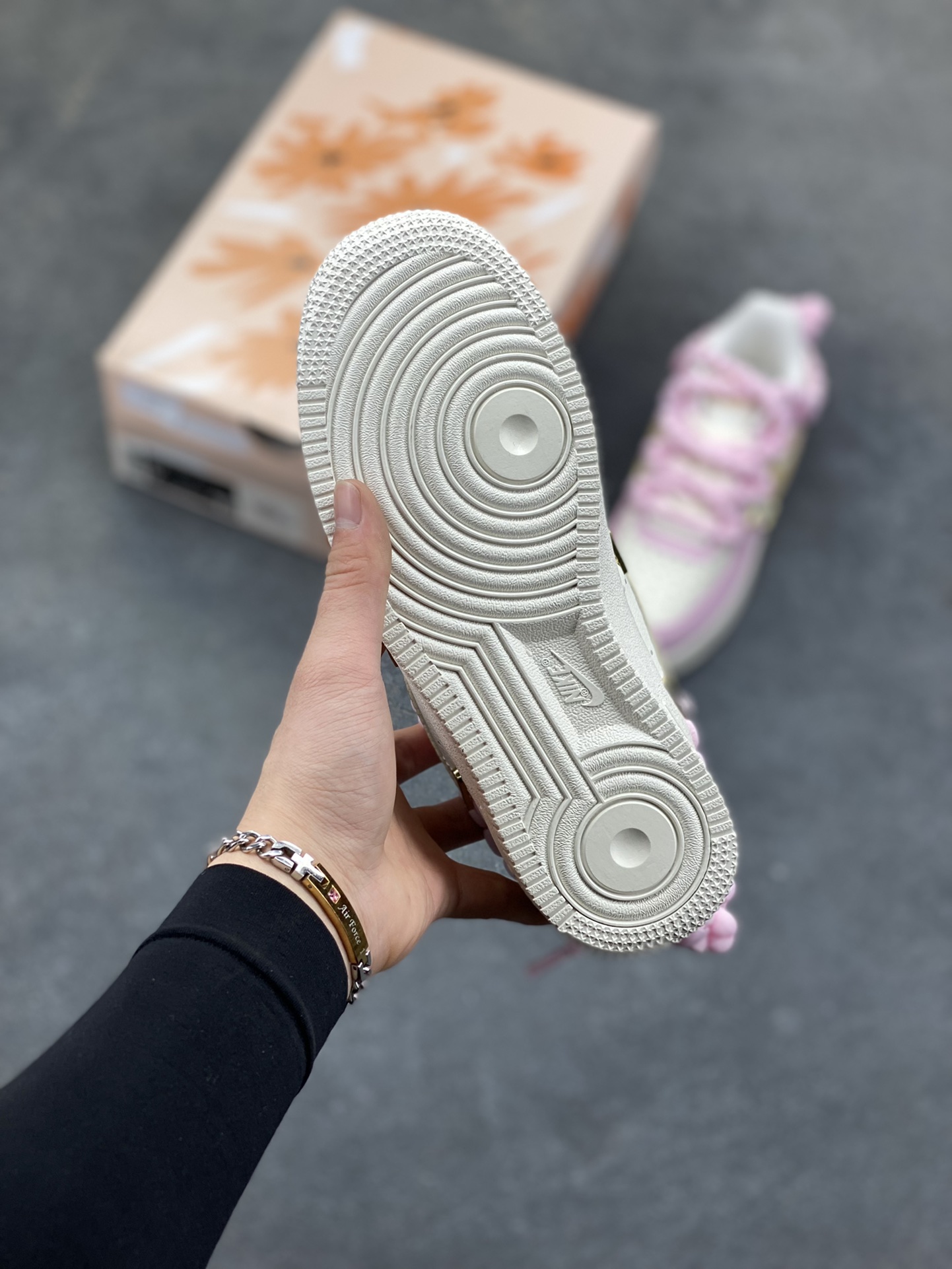图片[5]-订制空军一号板鞋 该定制版球鞋选用原鞋款为Nike Air Force 1‘07空军一号，以淡粉+米白+浅卡其为主色调，搭配金色四钩装饰，鞋侧还有星星细节；图中毛绒鞋带是玩家后期搭配款，原版为常规白色鞋带。 货号：AB2574-600 尺码：35.5 36 36.5 37.5 38 38.5 39 40 40.5 41 42-选品中心