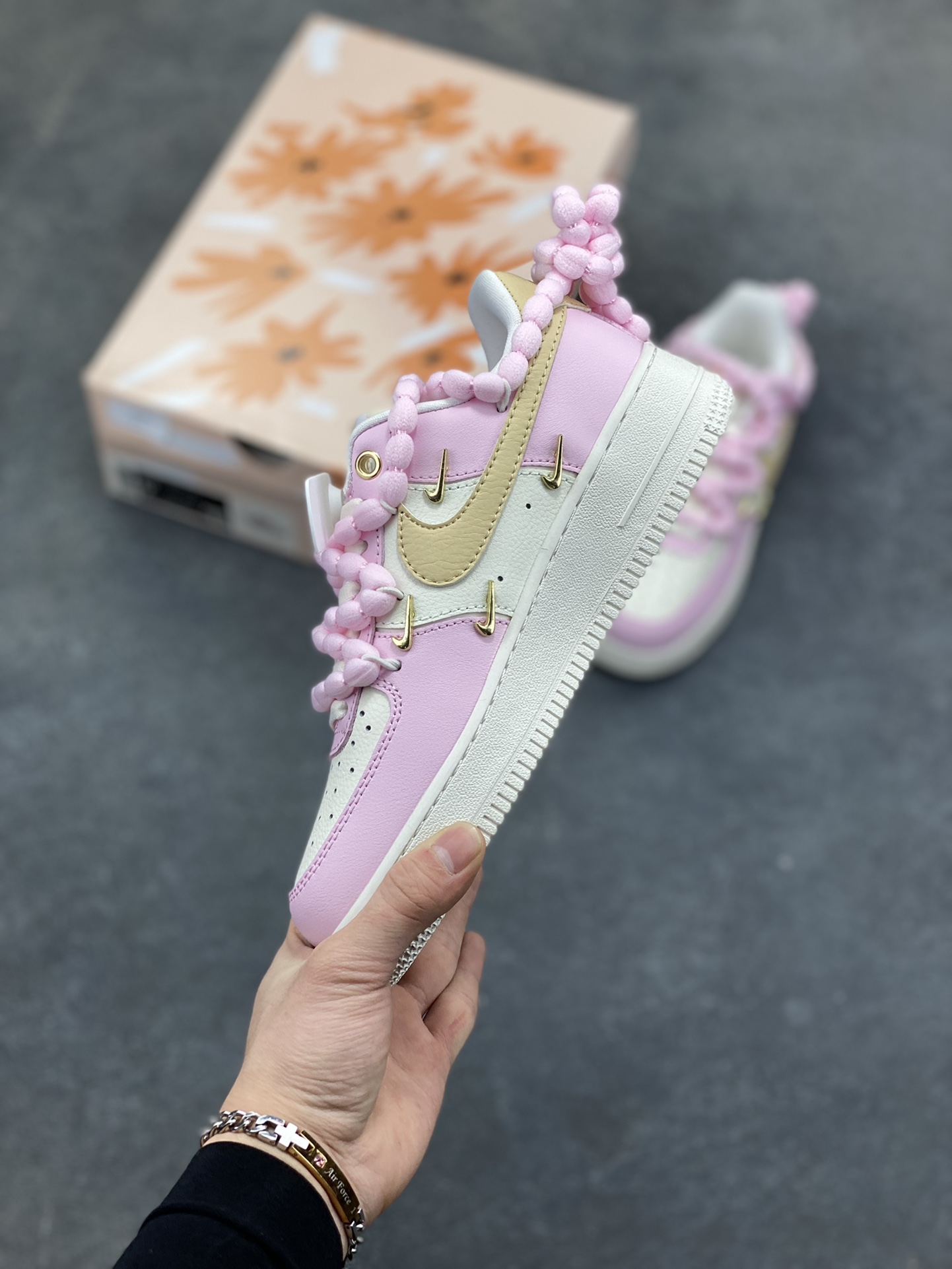 图片[3]-订制空军一号板鞋 该定制版球鞋选用原鞋款为Nike Air Force 1‘07空军一号，以淡粉+米白+浅卡其为主色调，搭配金色四钩装饰，鞋侧还有星星细节；图中毛绒鞋带是玩家后期搭配款，原版为常规白色鞋带。 货号：AB2574-600 尺码：35.5 36 36.5 37.5 38 38.5 39 40 40.5 41 42-选品中心