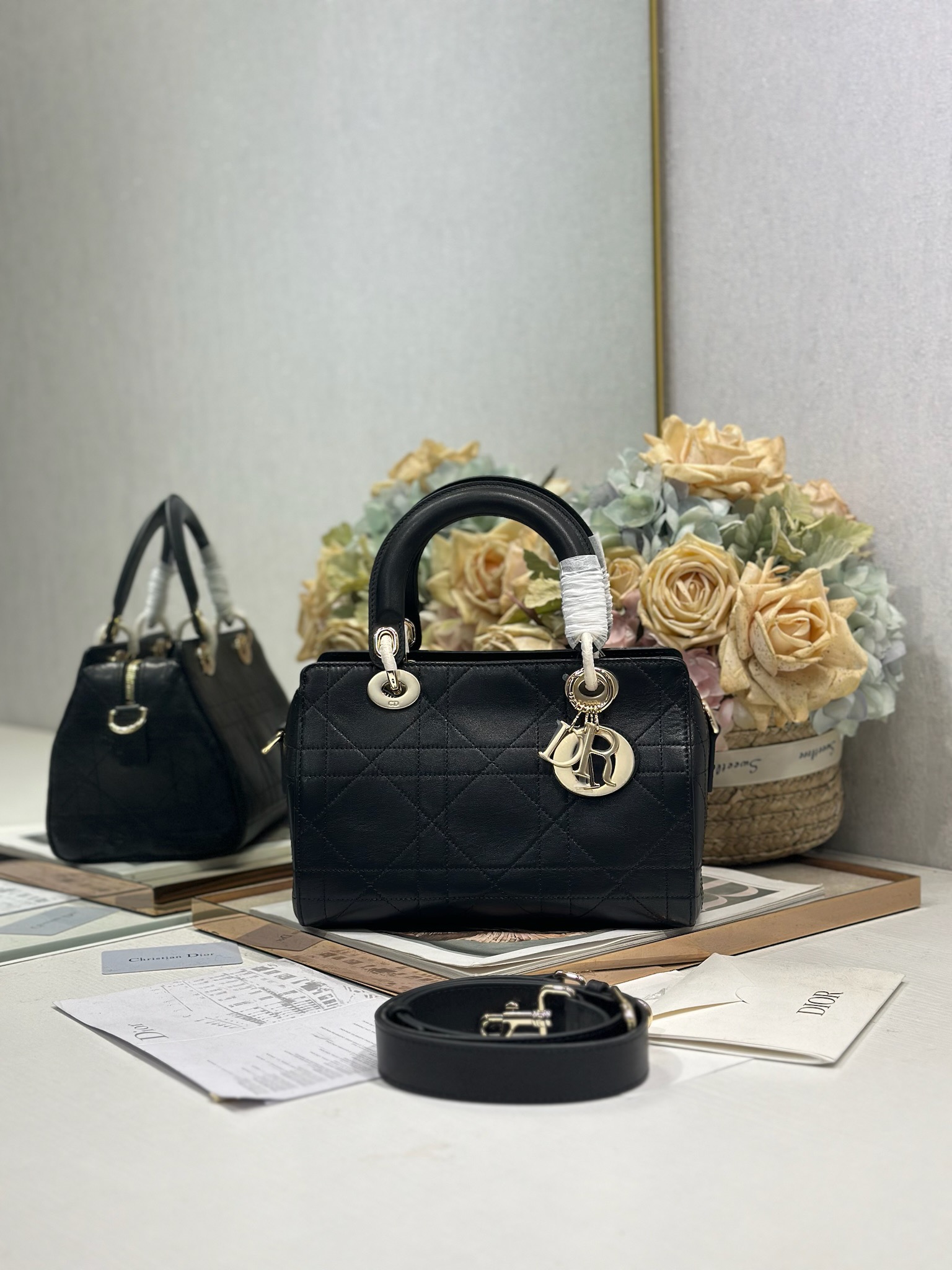 NO:670866,Authentic LADY DIOR new handbag Small 'Black Plain' LADY handbag reinterprets the outline of the LADY DIOR handbag. The fashionable and exquisite curved outline highlights the fashion personality and creates a striking and elegant shape. The double handle design is made of leather and metal, exquisite and elegant, embellished with DIOR charms, echoing Mr. Dior's lucky symbol. Model  Size 24×27×14cm (length×height×width), DIOR, dior, dior19860909正品级 LADY DIOR 新款手袋 小号「黑色平纹」 LADY 手袋 重新诠释 LADY DIOR 手袋的轮廓,时髦精致的弧形轮廓彰显时尚个性,打造醒目高雅的造型.双手柄设计,采用皮革和金属制作,精致高雅,点缀以 DIOR 吊饰,与迪奥先生的幸运符号呼应 型号 尺寸24×27×14cm（长×高×宽）,DIOR,dior,dior,Bag