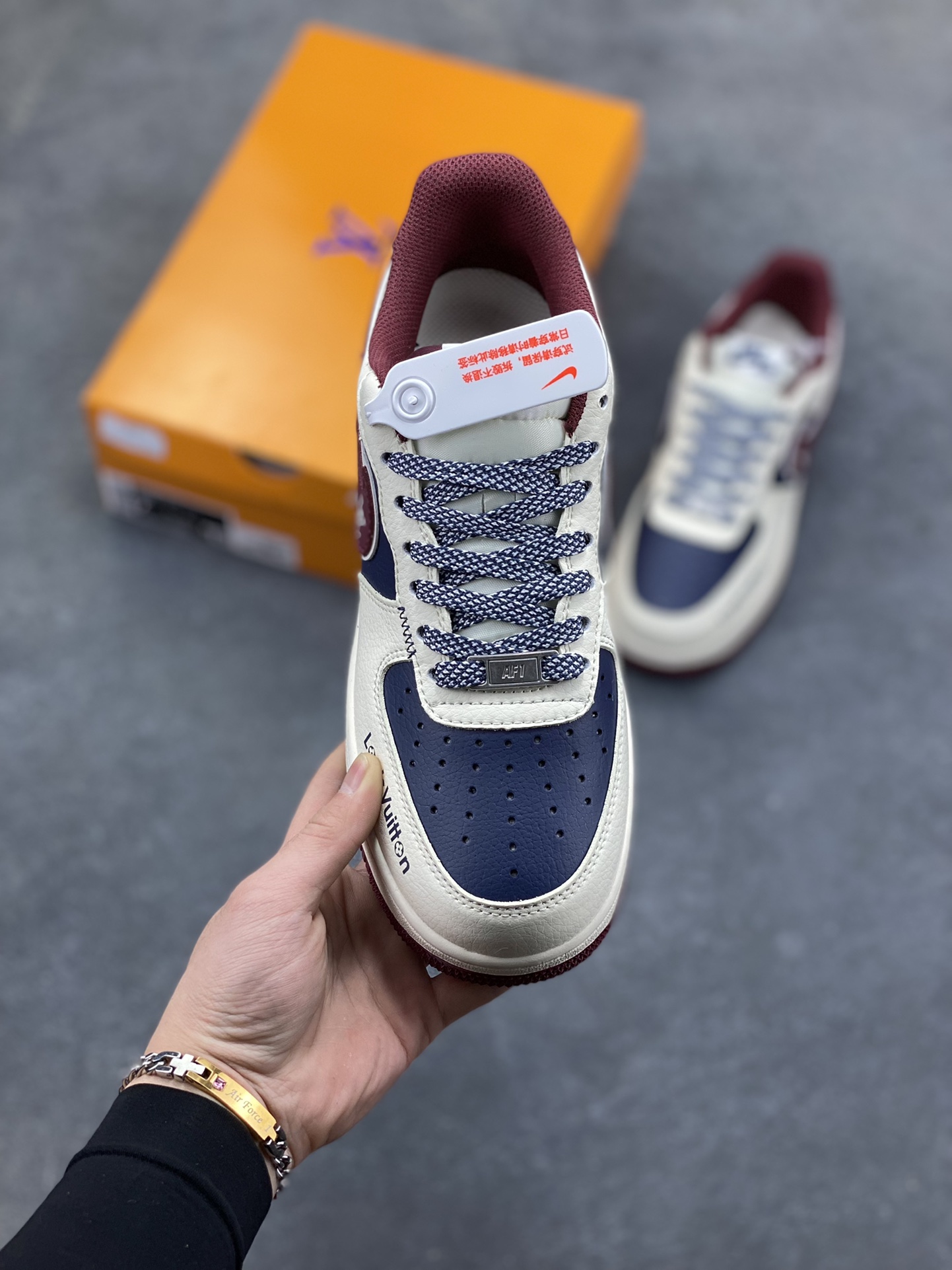 图片[2]-NIke Air Force 1 ‘07 Low “LV联名-蓝红拼接”空军一号 低帮 运动鞋 休闲鞋 折边针车 工艺难度大 原楦头原纸板 原装鞋盒 定制五金配件 内置全掌气垫 原厂鞋底 货号：JP8028-069 尺码：36 36.5 37.5 38 38.5 39 40 40.5 41 42 42.5 43 44 44.5 45-选品中心