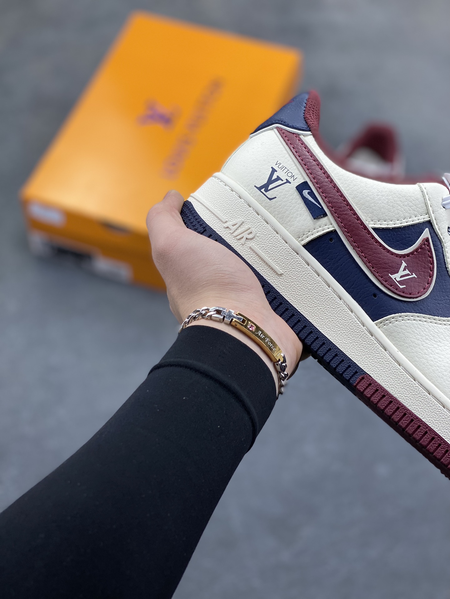 图片[6]-NIke Air Force 1 ‘07 Low “LV联名-蓝红拼接”空军一号 低帮 运动鞋 休闲鞋 折边针车 工艺难度大 原楦头原纸板 原装鞋盒 定制五金配件 内置全掌气垫 原厂鞋底 货号：JP8028-069 尺码：36 36.5 37.5 38 38.5 39 40 40.5 41 42 42.5 43 44 44.5 45-选品中心