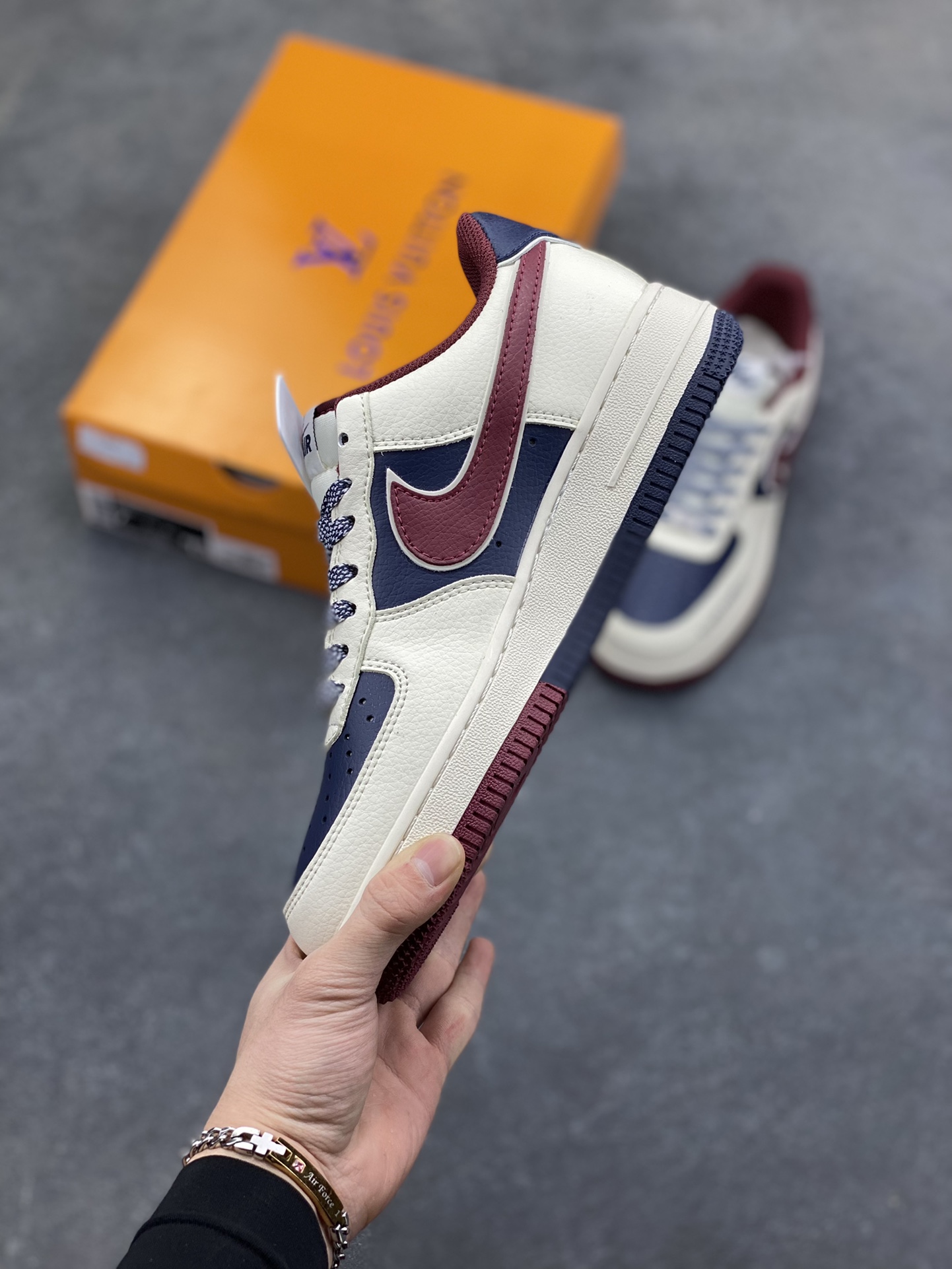 图片[3]-NIke Air Force 1 ‘07 Low “LV联名-蓝红拼接”空军一号 低帮 运动鞋 休闲鞋 折边针车 工艺难度大 原楦头原纸板 原装鞋盒 定制五金配件 内置全掌气垫 原厂鞋底 货号：JP8028-069 尺码：36 36.5 37.5 38 38.5 39 40 40.5 41 42 42.5 43 44 44.5 45-选品中心