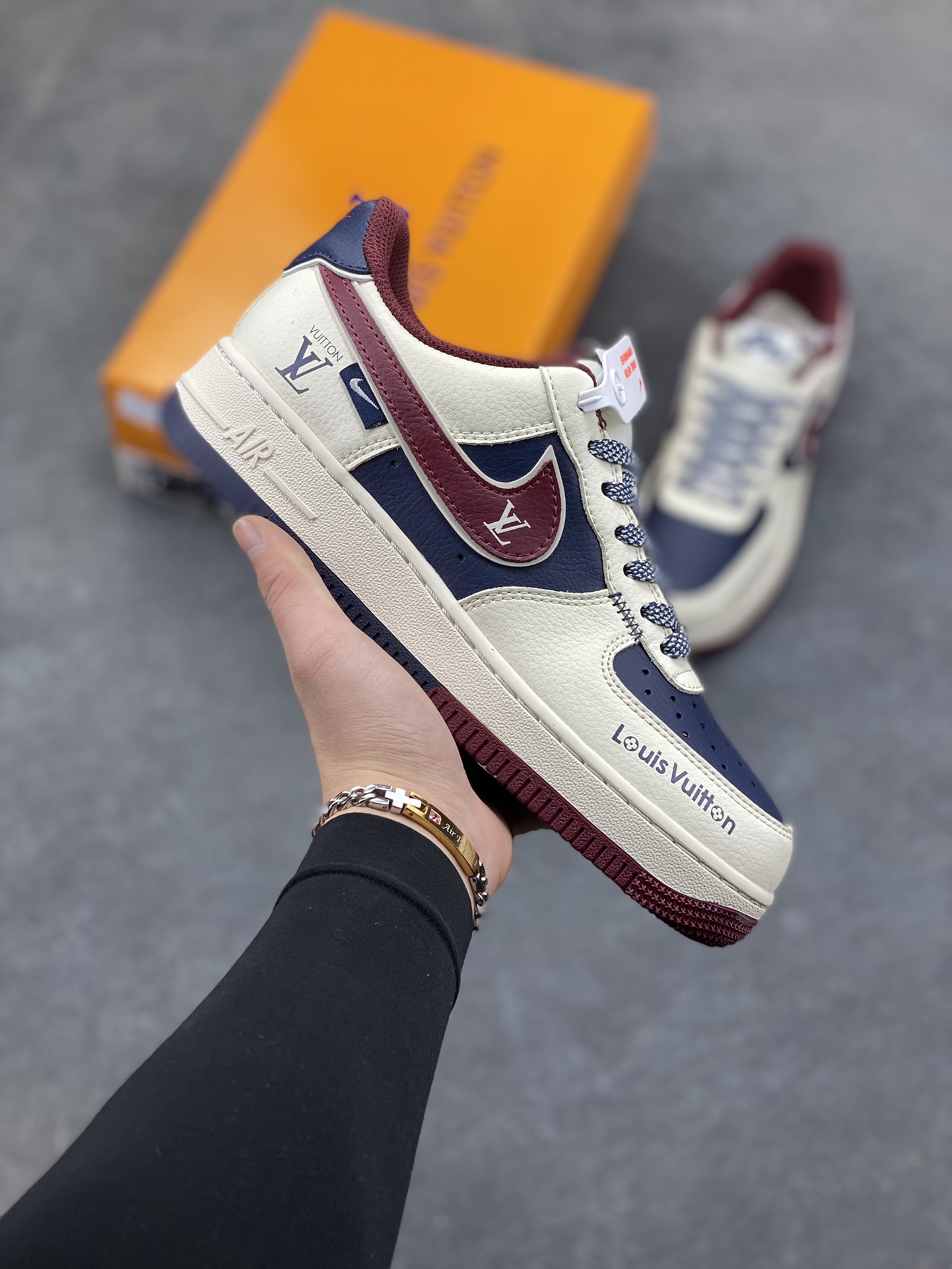 NIke Air Force 1 ‘07 Low “LV联名-蓝红拼接”空军一号 低帮 运动鞋 休闲鞋 折边针车 工艺难度大 原楦头原纸板 原装鞋盒 定制五金配件 内置全掌气垫 原厂鞋底 货号：JP8028-069 尺码：36 36.5 37.5 38 38.5 39 40 40.5 41 42 42.5 43 44 44.5 45-选品中心