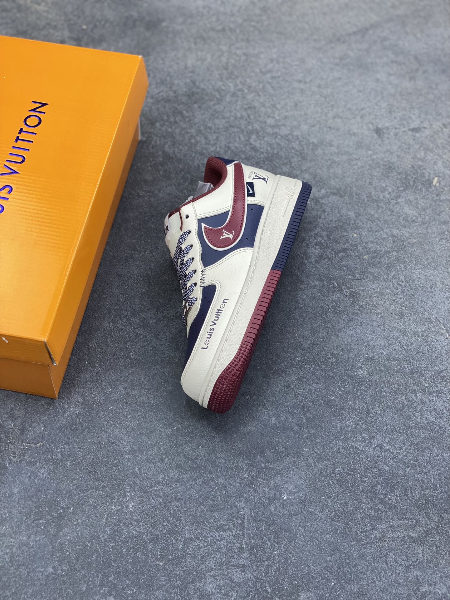 图片[7]-NIke Air Force 1 ‘07 Low “LV联名-蓝红拼接”空军一号 低帮 运动鞋 休闲鞋 折边针车 工艺难度大 原楦头原纸板 原装鞋盒 定制五金配件 内置全掌气垫 原厂鞋底 货号：JP8028-069 尺码：36 36.5 37.5 38 38.5 39 40 40.5 41 42 42.5 43 44 44.5 45-选品中心