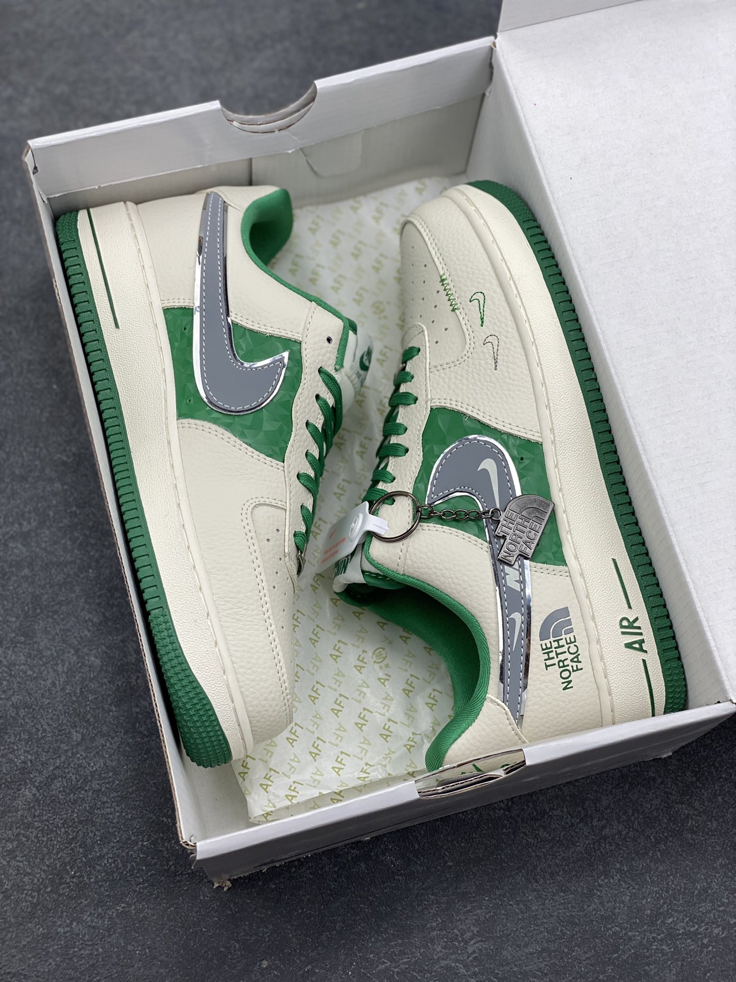 图片[9]-The North Face联名 Air Force 1 Low 来袭，户外与街头的潮范碰撞Nike Air Force 1 Low DF0188-113携手The North Face打破风格边界，将户外机能风与街头潮流感揉碎重组！奶白皮革鞋身清爽干净，祖母绿拼接色块如旷野森林般鲜活，瞬间点亮视觉；金属质感的Swoosh叠印TNF标识，鞋侧THE NORTH FACE字母标+同品牌金属挂坠，把联名身份刻满细节，户外品牌的硬核基因与AF1的经典轮廓完美契合。经典低帮空军一号鞋型依旧是穿搭万金油，不管是搭配户外工装裤打造山系造型，还是配休闲卫衣走街头风，这双鞋都能无缝适配。户外机能与潮流经典的跨界联动，让脚下风格既有山野的自由，又有街头的随性，潮人出街的吸睛利器非它莫属！-选品中心