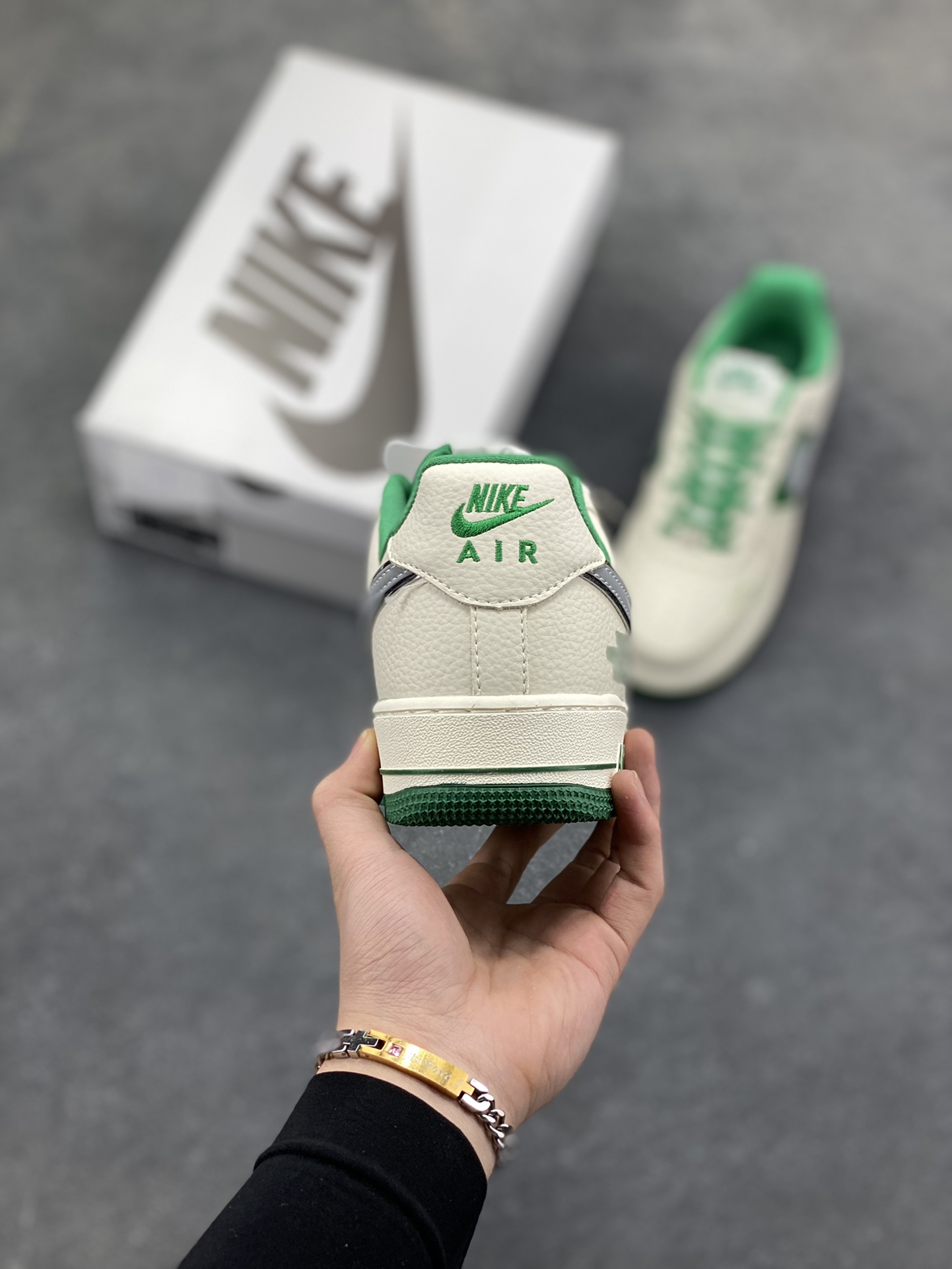 图片[4]-The North Face联名 Air Force 1 Low 来袭，户外与街头的潮范碰撞Nike Air Force 1 Low DF0188-113携手The North Face打破风格边界，将户外机能风与街头潮流感揉碎重组！奶白皮革鞋身清爽干净，祖母绿拼接色块如旷野森林般鲜活，瞬间点亮视觉；金属质感的Swoosh叠印TNF标识，鞋侧THE NORTH FACE字母标+同品牌金属挂坠，把联名身份刻满细节，户外品牌的硬核基因与AF1的经典轮廓完美契合。经典低帮空军一号鞋型依旧是穿搭万金油，不管是搭配户外工装裤打造山系造型，还是配休闲卫衣走街头风，这双鞋都能无缝适配。户外机能与潮流经典的跨界联动，让脚下风格既有山野的自由，又有街头的随性，潮人出街的吸睛利器非它莫属！-选品中心