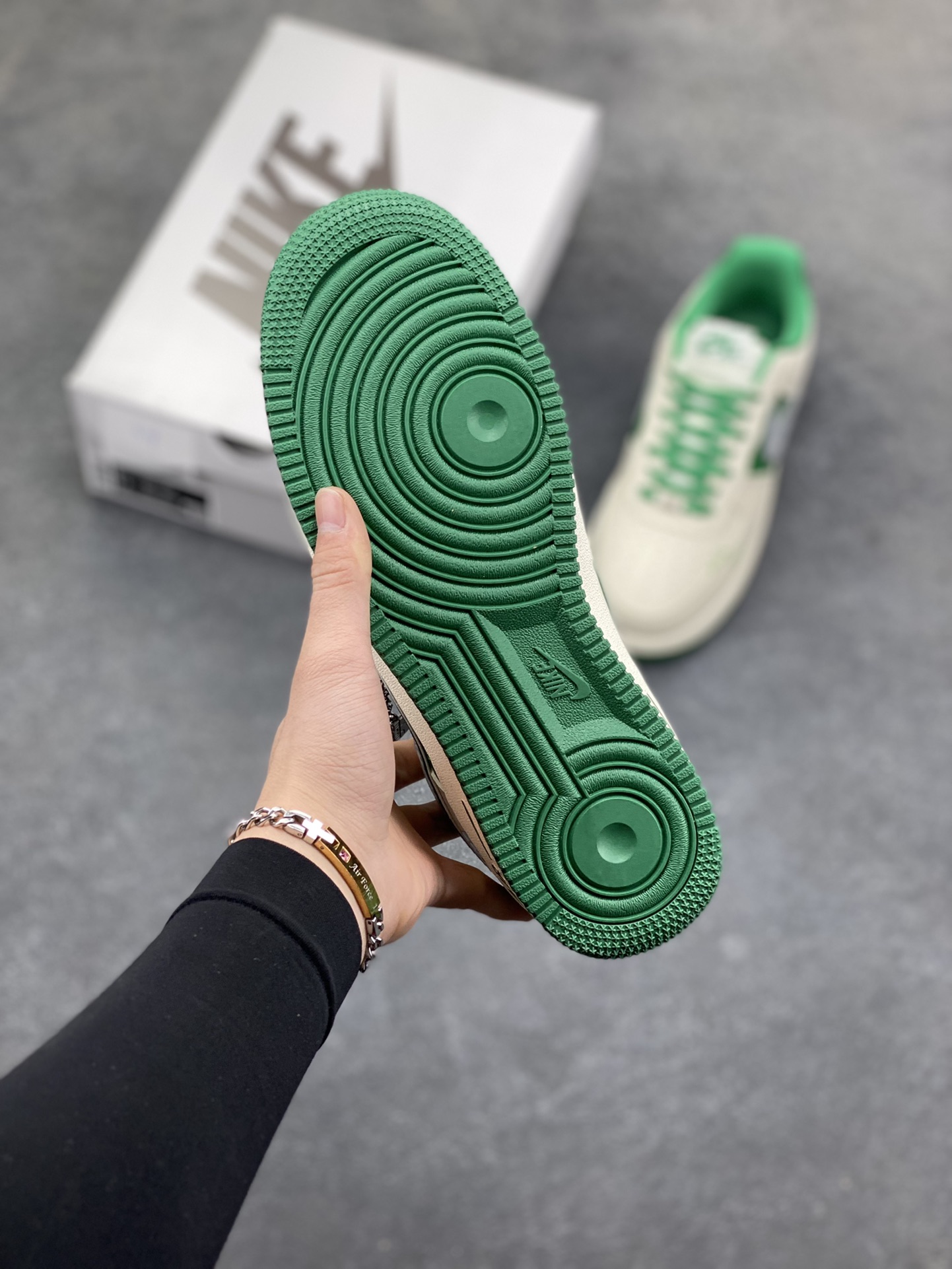 图片[5]-The North Face联名 Air Force 1 Low 来袭，户外与街头的潮范碰撞Nike Air Force 1 Low DF0188-113携手The North Face打破风格边界，将户外机能风与街头潮流感揉碎重组！奶白皮革鞋身清爽干净，祖母绿拼接色块如旷野森林般鲜活，瞬间点亮视觉；金属质感的Swoosh叠印TNF标识，鞋侧THE NORTH FACE字母标+同品牌金属挂坠，把联名身份刻满细节，户外品牌的硬核基因与AF1的经典轮廓完美契合。经典低帮空军一号鞋型依旧是穿搭万金油，不管是搭配户外工装裤打造山系造型，还是配休闲卫衣走街头风，这双鞋都能无缝适配。户外机能与潮流经典的跨界联动，让脚下风格既有山野的自由，又有街头的随性，潮人出街的吸睛利器非它莫属！-选品中心