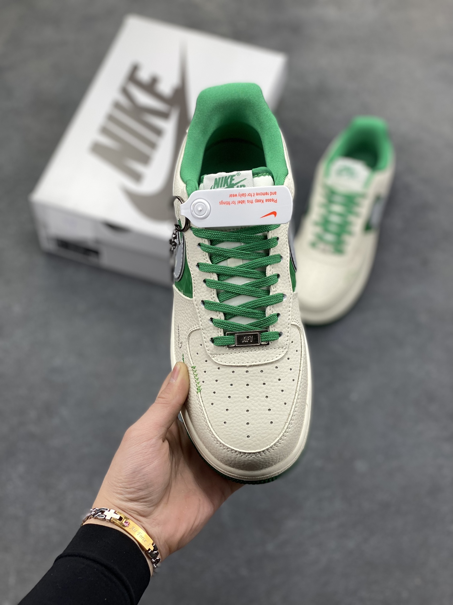 图片[2]-The North Face联名 Air Force 1 Low 来袭，户外与街头的潮范碰撞Nike Air Force 1 Low DF0188-113携手The North Face打破风格边界，将户外机能风与街头潮流感揉碎重组！奶白皮革鞋身清爽干净，祖母绿拼接色块如旷野森林般鲜活，瞬间点亮视觉；金属质感的Swoosh叠印TNF标识，鞋侧THE NORTH FACE字母标+同品牌金属挂坠，把联名身份刻满细节，户外品牌的硬核基因与AF1的经典轮廓完美契合。经典低帮空军一号鞋型依旧是穿搭万金油，不管是搭配户外工装裤打造山系造型，还是配休闲卫衣走街头风，这双鞋都能无缝适配。户外机能与潮流经典的跨界联动，让脚下风格既有山野的自由，又有街头的随性，潮人出街的吸睛利器非它莫属！-选品中心