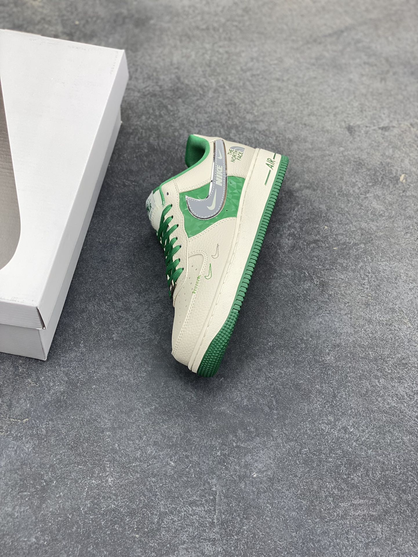 图片[7]-The North Face联名 Air Force 1 Low 来袭，户外与街头的潮范碰撞Nike Air Force 1 Low DF0188-113携手The North Face打破风格边界，将户外机能风与街头潮流感揉碎重组！奶白皮革鞋身清爽干净，祖母绿拼接色块如旷野森林般鲜活，瞬间点亮视觉；金属质感的Swoosh叠印TNF标识，鞋侧THE NORTH FACE字母标+同品牌金属挂坠，把联名身份刻满细节，户外品牌的硬核基因与AF1的经典轮廓完美契合。经典低帮空军一号鞋型依旧是穿搭万金油，不管是搭配户外工装裤打造山系造型，还是配休闲卫衣走街头风，这双鞋都能无缝适配。户外机能与潮流经典的跨界联动，让脚下风格既有山野的自由，又有街头的随性，潮人出街的吸睛利器非它莫属！-选品中心