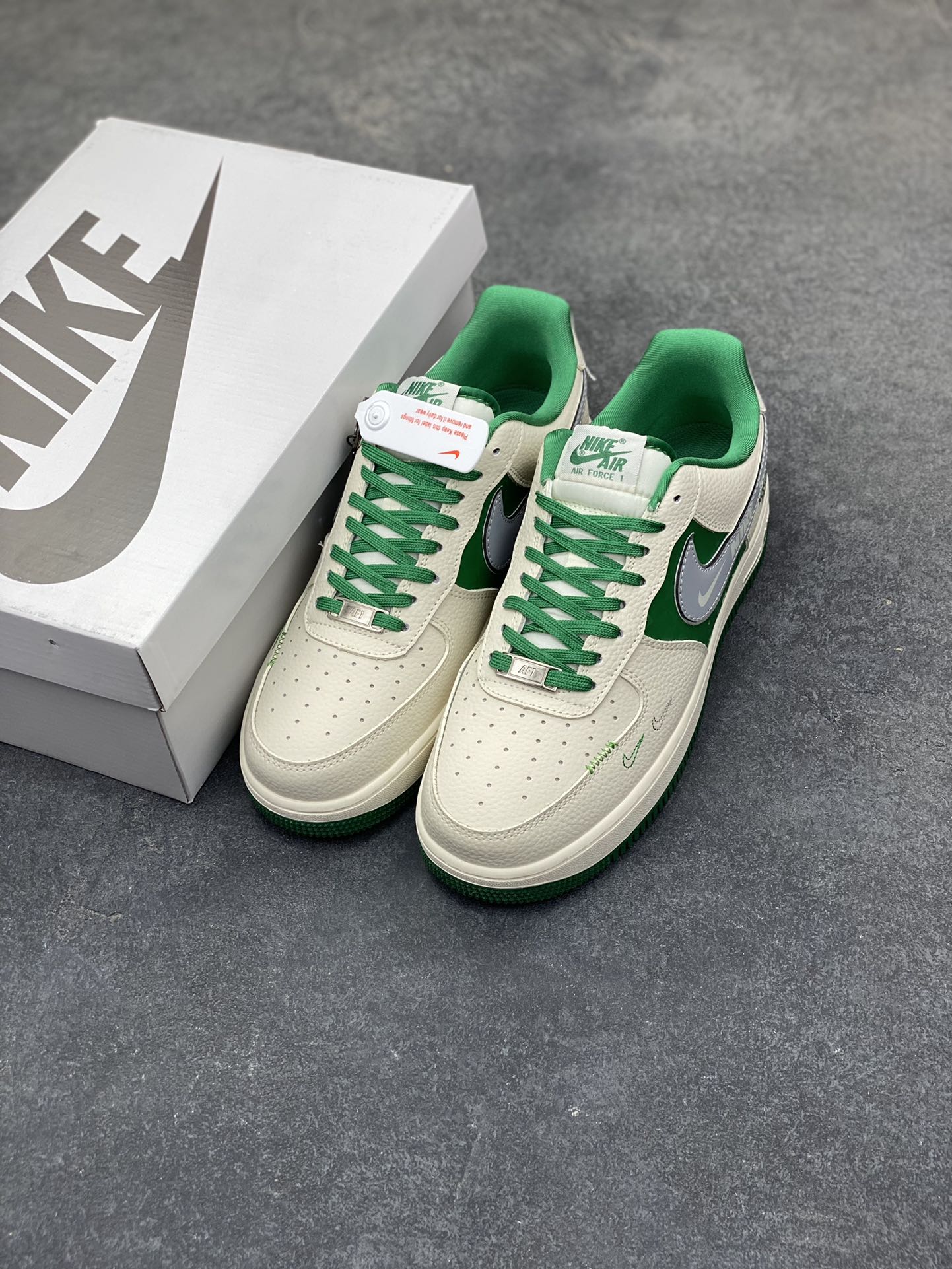 图片[8]-The North Face联名 Air Force 1 Low 来袭，户外与街头的潮范碰撞Nike Air Force 1 Low DF0188-113携手The North Face打破风格边界，将户外机能风与街头潮流感揉碎重组！奶白皮革鞋身清爽干净，祖母绿拼接色块如旷野森林般鲜活，瞬间点亮视觉；金属质感的Swoosh叠印TNF标识，鞋侧THE NORTH FACE字母标+同品牌金属挂坠，把联名身份刻满细节，户外品牌的硬核基因与AF1的经典轮廓完美契合。经典低帮空军一号鞋型依旧是穿搭万金油，不管是搭配户外工装裤打造山系造型，还是配休闲卫衣走街头风，这双鞋都能无缝适配。户外机能与潮流经典的跨界联动，让脚下风格既有山野的自由，又有街头的随性，潮人出街的吸睛利器非它莫属！-选品中心