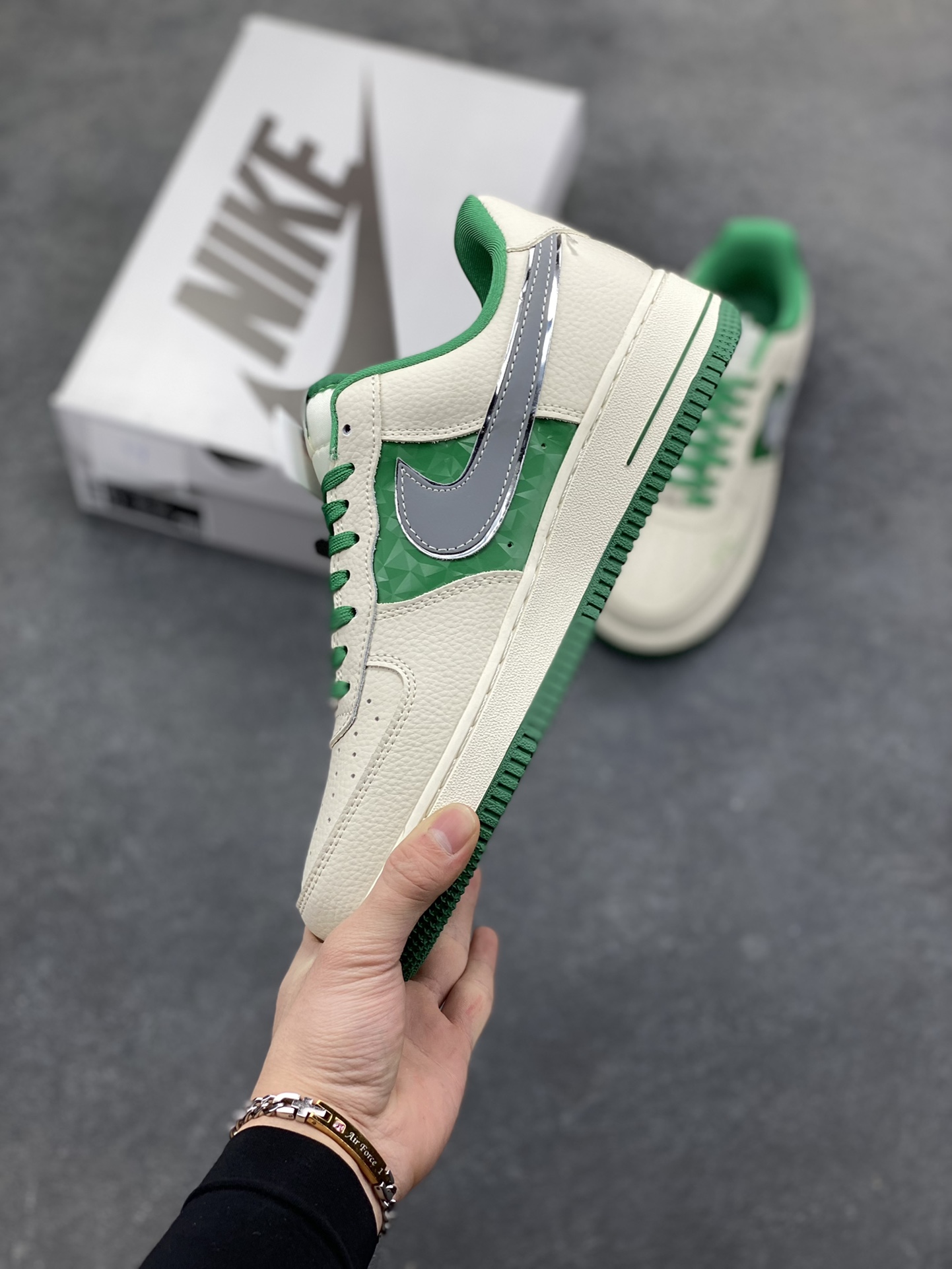 图片[3]-The North Face联名 Air Force 1 Low 来袭，户外与街头的潮范碰撞Nike Air Force 1 Low DF0188-113携手The North Face打破风格边界，将户外机能风与街头潮流感揉碎重组！奶白皮革鞋身清爽干净，祖母绿拼接色块如旷野森林般鲜活，瞬间点亮视觉；金属质感的Swoosh叠印TNF标识，鞋侧THE NORTH FACE字母标+同品牌金属挂坠，把联名身份刻满细节，户外品牌的硬核基因与AF1的经典轮廓完美契合。经典低帮空军一号鞋型依旧是穿搭万金油，不管是搭配户外工装裤打造山系造型，还是配休闲卫衣走街头风，这双鞋都能无缝适配。户外机能与潮流经典的跨界联动，让脚下风格既有山野的自由，又有街头的随性，潮人出街的吸睛利器非它莫属！-选品中心