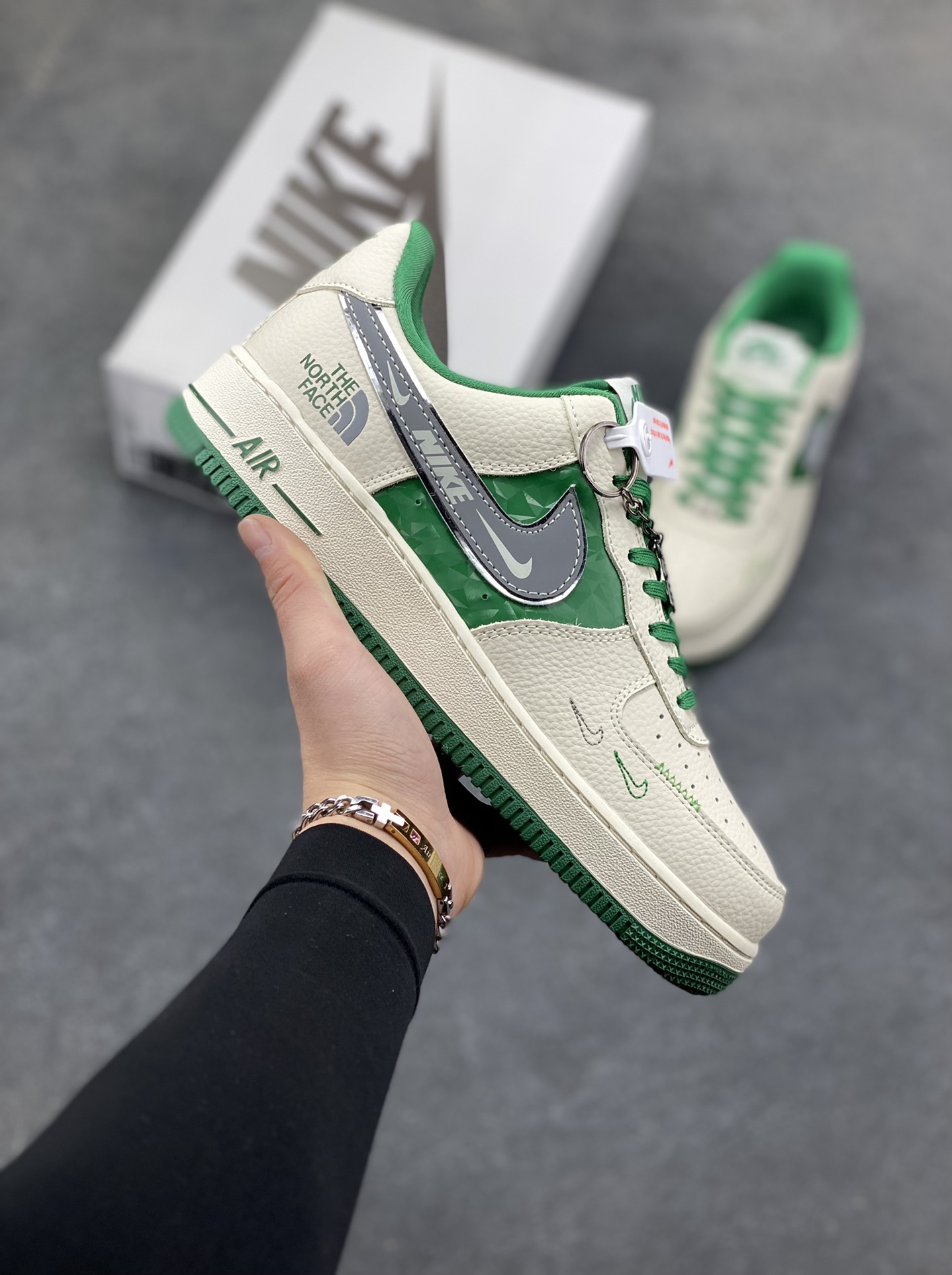 The North Face联名 Air Force 1 Low 来袭，户外与街头的潮范碰撞Nike Air Force 1 Low DF0188-113携手The North Face打破风格边界，将户外机能风与街头潮流感揉碎重组！奶白皮革鞋身清爽干净，祖母绿拼接色块如旷野森林般鲜活，瞬间点亮视觉；金属质感的Swoosh叠印TNF标识，鞋侧THE NORTH FACE字母标+同品牌金属挂坠，把联名身份刻满细节，户外品牌的硬核基因与AF1的经典轮廓完美契合。经典低帮空军一号鞋型依旧是穿搭万金油，不管是搭配户外工装裤打造山系造型，还是配休闲卫衣走街头风，这双鞋都能无缝适配。户外机能与潮流经典的跨界联动，让脚下风格既有山野的自由，又有街头的随性，潮人出街的吸睛利器非它莫属！-选品中心