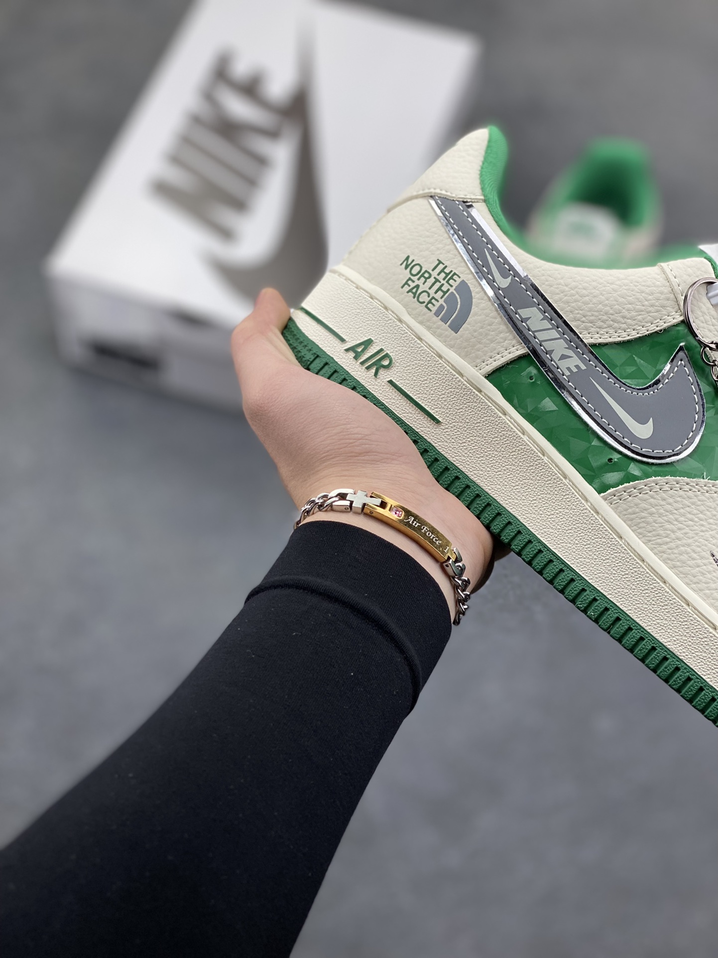 图片[6]-The North Face联名 Air Force 1 Low 来袭，户外与街头的潮范碰撞Nike Air Force 1 Low DF0188-113携手The North Face打破风格边界，将户外机能风与街头潮流感揉碎重组！奶白皮革鞋身清爽干净，祖母绿拼接色块如旷野森林般鲜活，瞬间点亮视觉；金属质感的Swoosh叠印TNF标识，鞋侧THE NORTH FACE字母标+同品牌金属挂坠，把联名身份刻满细节，户外品牌的硬核基因与AF1的经典轮廓完美契合。经典低帮空军一号鞋型依旧是穿搭万金油，不管是搭配户外工装裤打造山系造型，还是配休闲卫衣走街头风，这双鞋都能无缝适配。户外机能与潮流经典的跨界联动，让脚下风格既有山野的自由，又有街头的随性，潮人出街的吸睛利器非它莫属！-选品中心