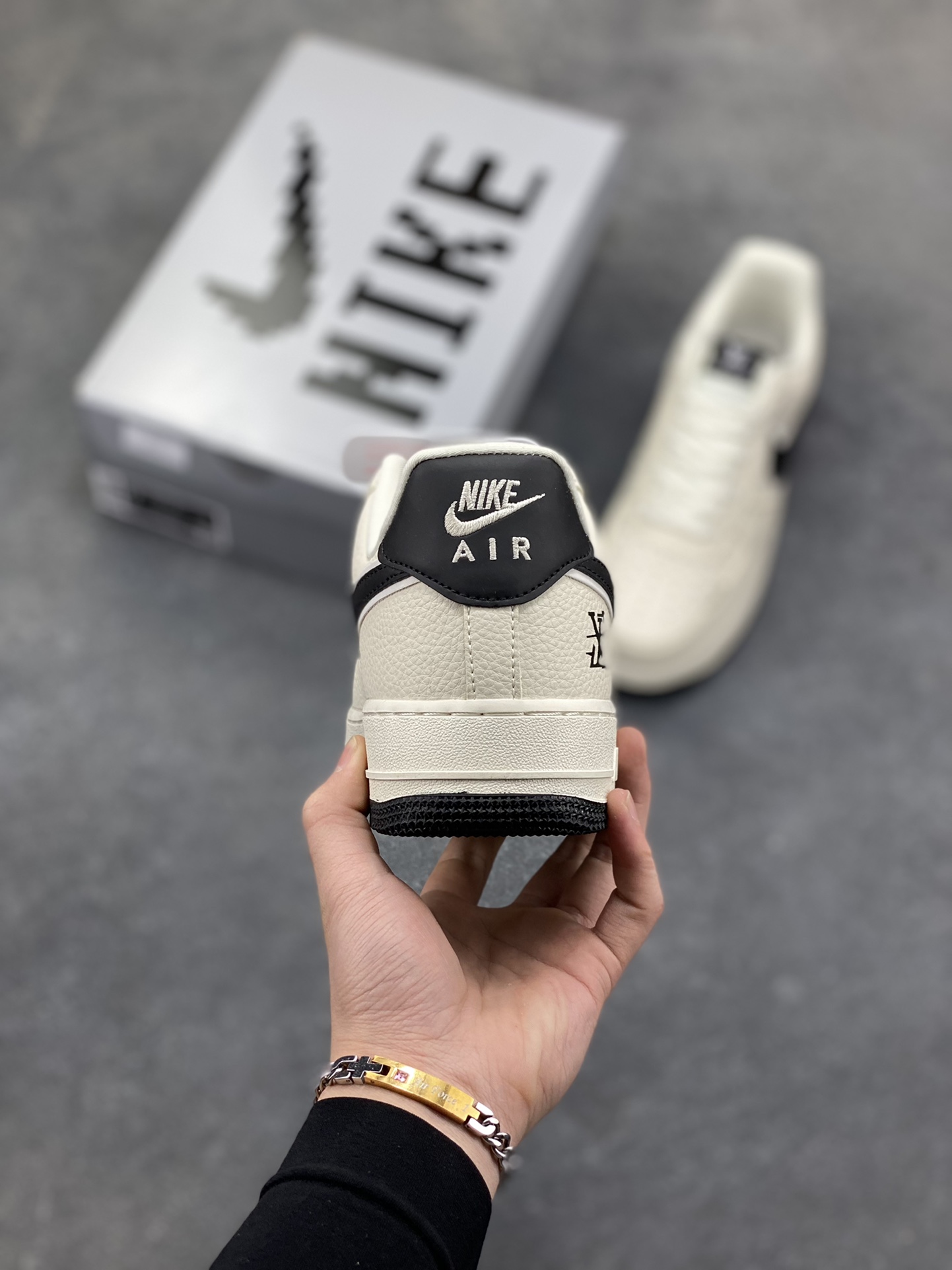 图片[4]-Nike Air Force 1 ‘07 Low “LV联名——车线米黑勾”空军一号 低帮 运动鞋 休闲鞋 折边针车 工艺难度大 原楦头原纸板 原装鞋盒 定制五金配件 内置全掌气垫 原厂鞋底 货号：LD1999-001 尺码：36 36.5 37.5 38 38.5 39 40 40.5 41 42 42.5 43 44 44.5 45-选品中心