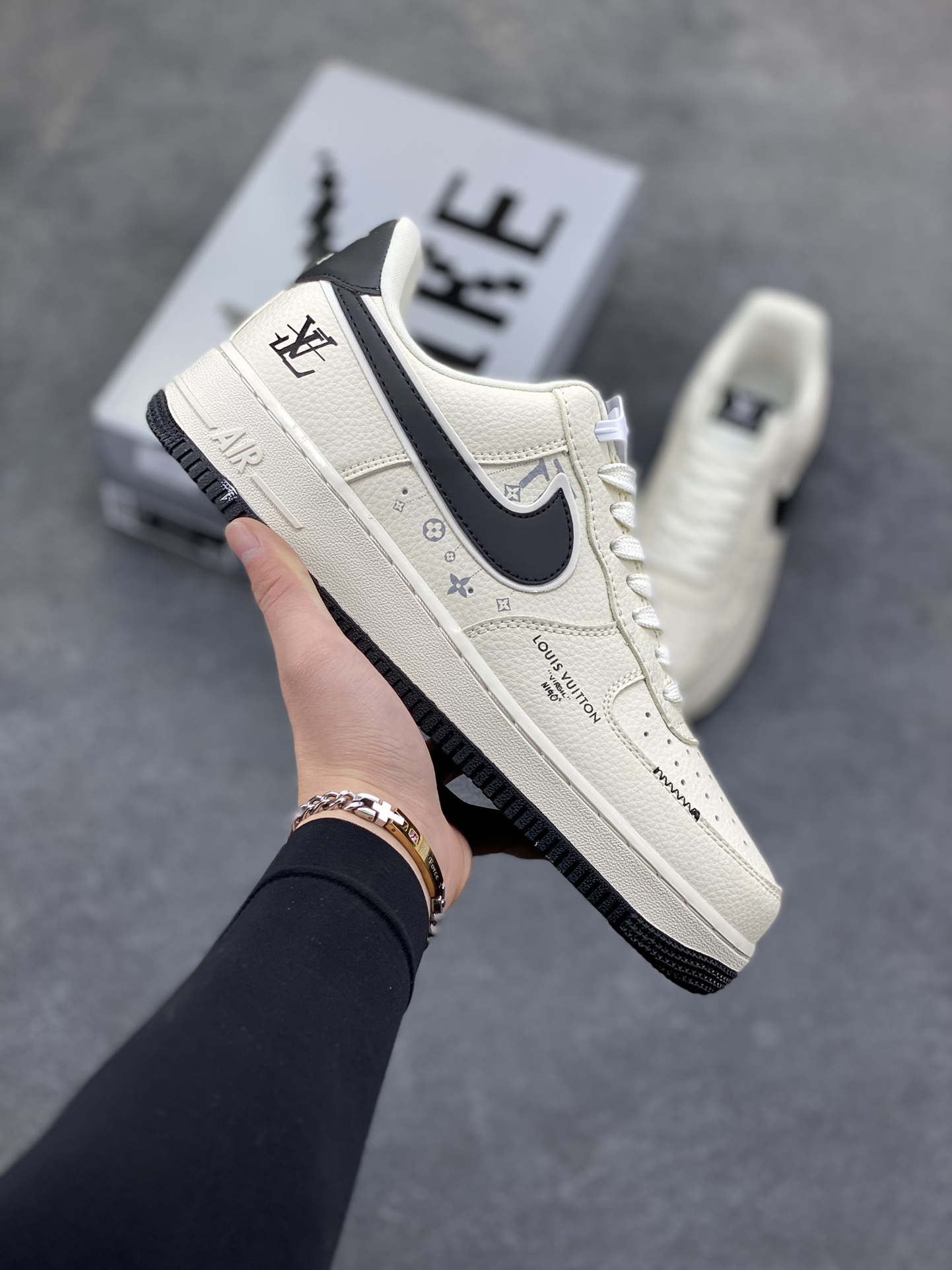 Nike Air Force 1 ‘07 Low “LV联名——车线米黑勾”空军一号 低帮 运动鞋 休闲鞋 折边针车 工艺难度大 原楦头原纸板 原装鞋盒 定制五金配件 内置全掌气垫 原厂鞋底 货号：LD1999-001 尺码：36 36.5 37.5 38 38.5 39 40 40.5 41 42 42.5 43 44 44.5 45-选品中心