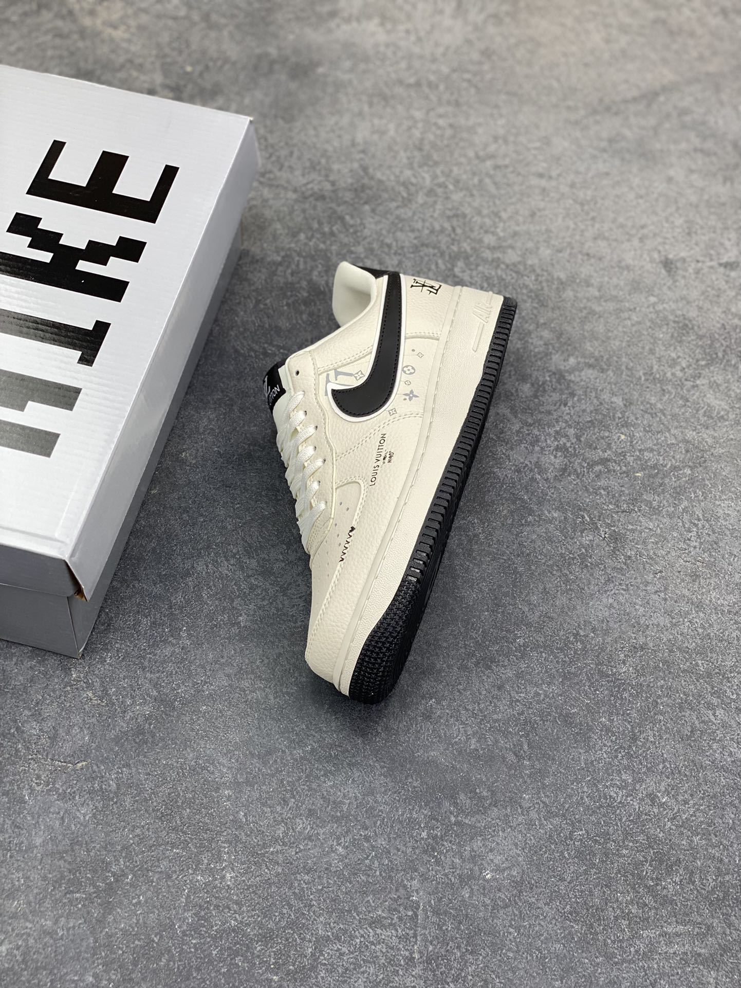 图片[7]-Nike Air Force 1 ‘07 Low “LV联名——车线米黑勾”空军一号 低帮 运动鞋 休闲鞋 折边针车 工艺难度大 原楦头原纸板 原装鞋盒 定制五金配件 内置全掌气垫 原厂鞋底 货号：LD1999-001 尺码：36 36.5 37.5 38 38.5 39 40 40.5 41 42 42.5 43 44 44.5 45-选品中心