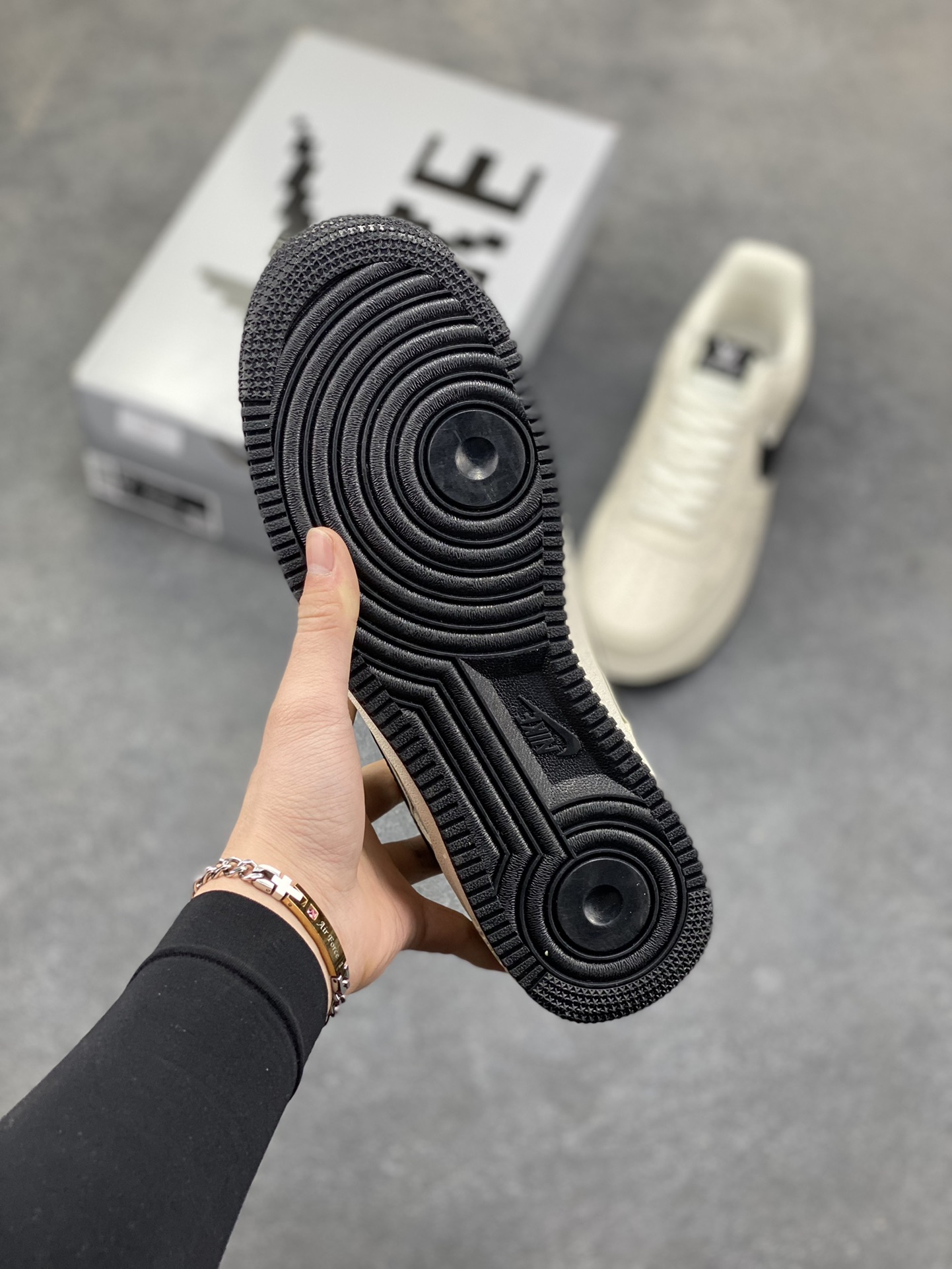 图片[5]-Nike Air Force 1 ‘07 Low “LV联名——车线米黑勾”空军一号 低帮 运动鞋 休闲鞋 折边针车 工艺难度大 原楦头原纸板 原装鞋盒 定制五金配件 内置全掌气垫 原厂鞋底 货号：LD1999-001 尺码：36 36.5 37.5 38 38.5 39 40 40.5 41 42 42.5 43 44 44.5 45-选品中心