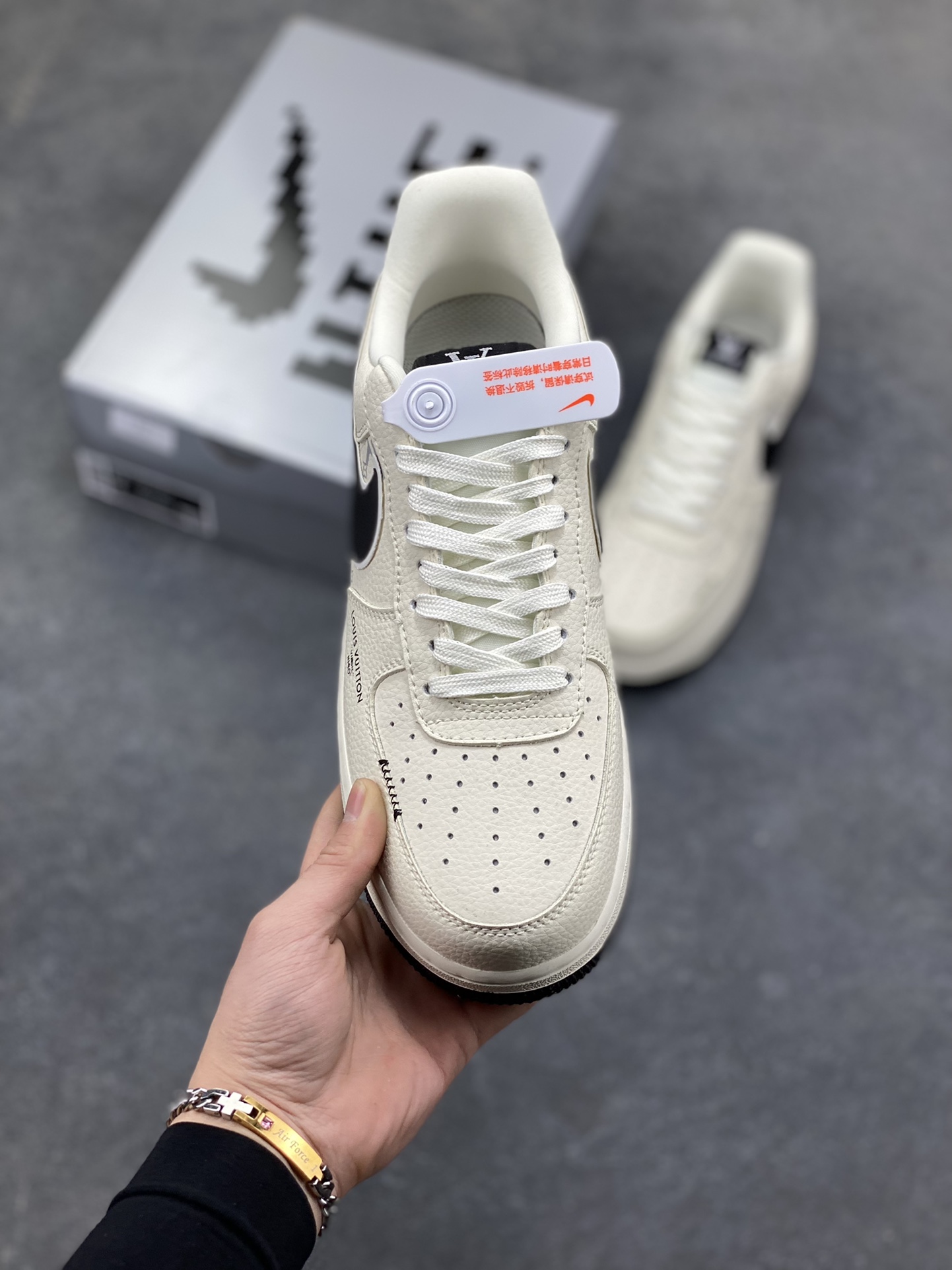 图片[2]-Nike Air Force 1 ‘07 Low “LV联名——车线米黑勾”空军一号 低帮 运动鞋 休闲鞋 折边针车 工艺难度大 原楦头原纸板 原装鞋盒 定制五金配件 内置全掌气垫 原厂鞋底 货号：LD1999-001 尺码：36 36.5 37.5 38 38.5 39 40 40.5 41 42 42.5 43 44 44.5 45-选品中心