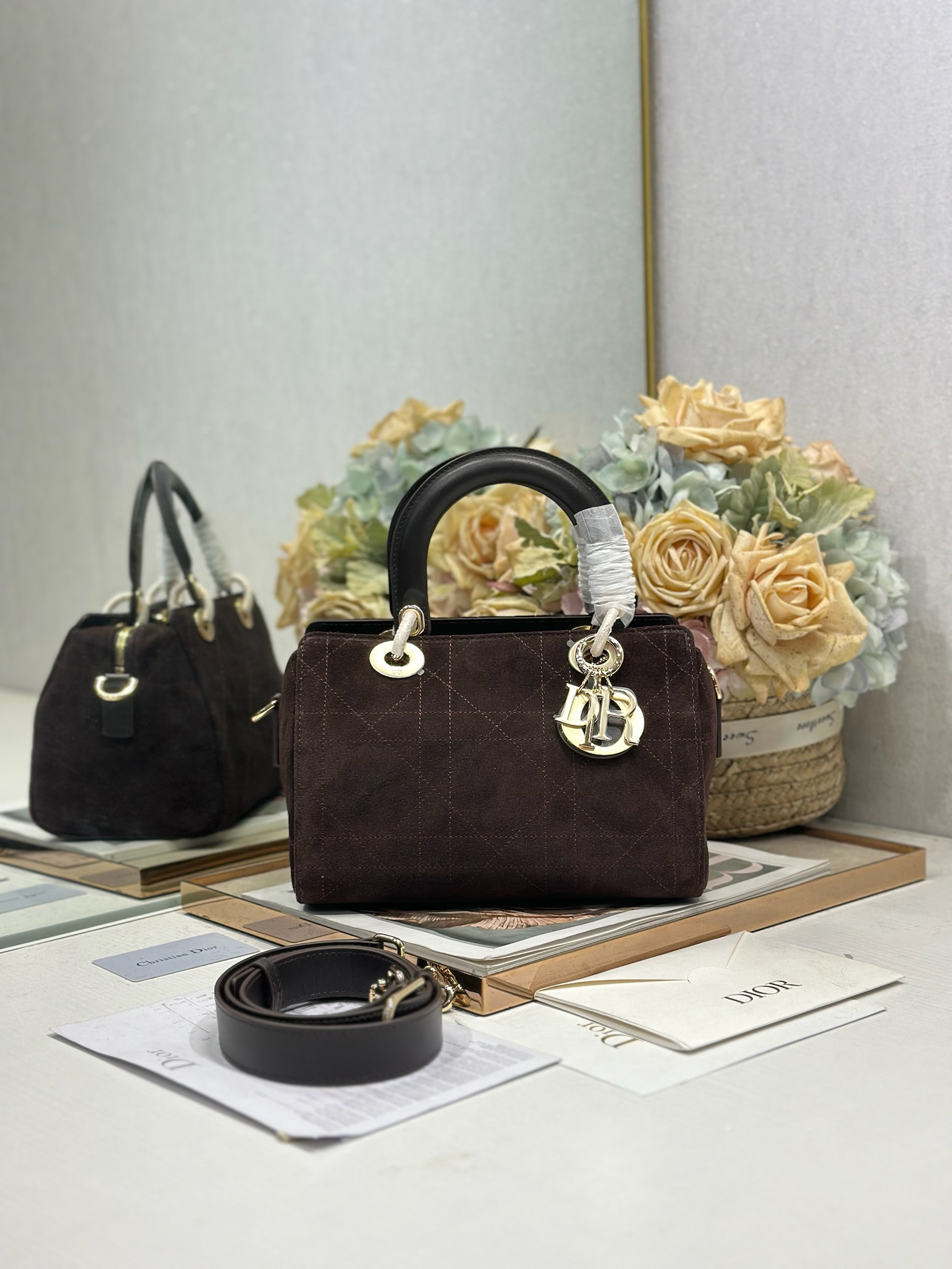 NO:670853,Authentic LADY DIOR new handbag Small 'Coffee Velvet' LADY handbag reinterprets the silhouette of the LADY DIOR handbag. The fashionable and exquisite curved outline highlights the fashion personality and creates a striking and elegant shape. The double handle design is made of leather and metal, exquisite and elegant, and is embellished with DIOR charms, echoing Mr. Dior's lucky symbol. Model  Size 24×27×14cm (length×height×width), DIOR, dior, dior19860909正品级 LADY DIOR 新款手袋 小号「咖色拼绒」 LADY 手袋 重新诠释 LADY DIOR 手袋的轮廓,时髦精致的弧形轮廓彰显时尚个性,打造醒目高雅的造型.双手柄设计,采用皮革和金属制作,精致高雅,点缀以 DIOR 吊饰,与迪奥先生的幸运符号呼应. 型号 尺寸24×27×14cm（长×高×宽）,DIOR,dior,dior,Bag