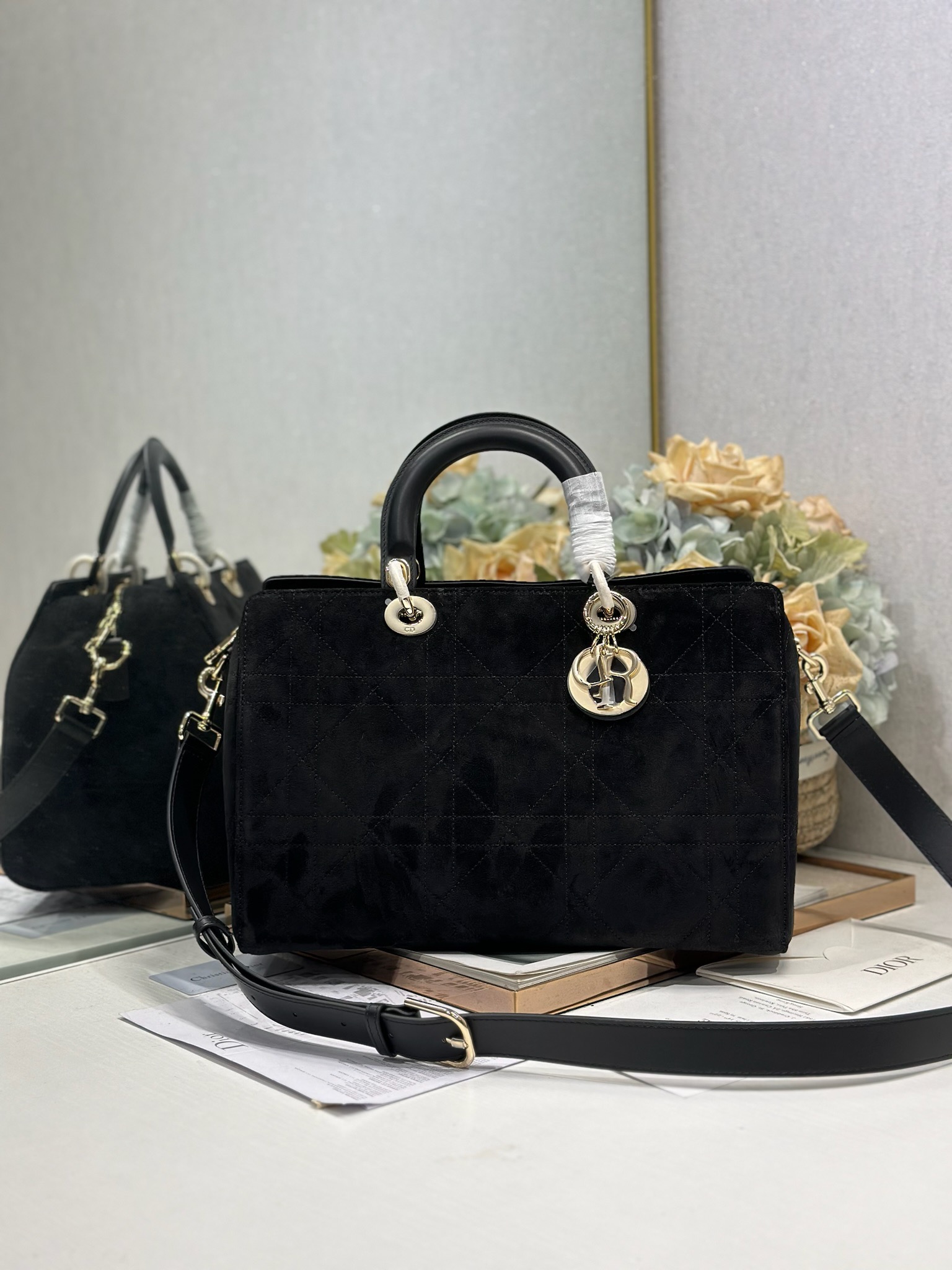 NO:670841,Authentic LADY DIOR new handbag Large 'Black Patch Velvet' LADY handbag reinterprets the silhouette of the LADY DIOR handbag. The fashionable and exquisite curved outline highlights the fashion personality and creates a striking and elegant shape. The double handle design is made of leather and metal, exquisite and elegant, embellished with DIOR charms, echoing Mr. Dior's lucky symbol. Model 1441  Size 34×35×20cm (length×height×width), DIOR, dior, dior19860909正品级 LADY DIOR 新款手袋 大号「黑色拼绒」 LADY 手袋 重新诠释 LADY DIOR 手袋的轮廓,时髦精致的弧形轮廓彰显时尚个性,打造醒目高雅的造型.双手柄设计,采用皮革和金属制作,精致高雅,点缀以 DIOR 吊饰,与迪奥先生的幸运符号呼应. 型号1441 尺寸34×35×20cm（长×高×宽）,DIOR,dior,dior,Bag