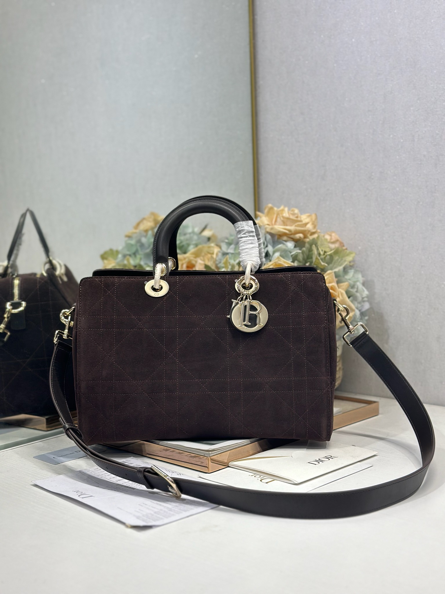 NO:670863,Authentic LADY DIOR new handbag Large 'Coffee Velvet' LADY handbag reinterprets the outline of the LADY DIOR handbag. The fashionable and exquisite curved outline highlights the fashion personality and creates a striking and elegant shape. The double handle design is made of leather and metal, exquisite and elegant, embellished with DIOR charms, echoing Mr. Dior's lucky symbol. Model 1441  Size 34×35×20cm (length×height×width), DIOR, dior, dior19860909正品级 LADY DIOR 新款手袋 大号「咖色拼绒」 LADY 手袋 重新诠释 LADY DIOR 手袋的轮廓,时髦精致的弧形轮廓彰显时尚个性,打造醒目高雅的造型.双手柄设计,采用皮革和金属制作,精致高雅,点缀以 DIOR 吊饰,与迪奥先生的幸运符号呼应. 型号1441 尺寸34×35×20cm（长×高×宽）,DIOR,dior,dior,Bag