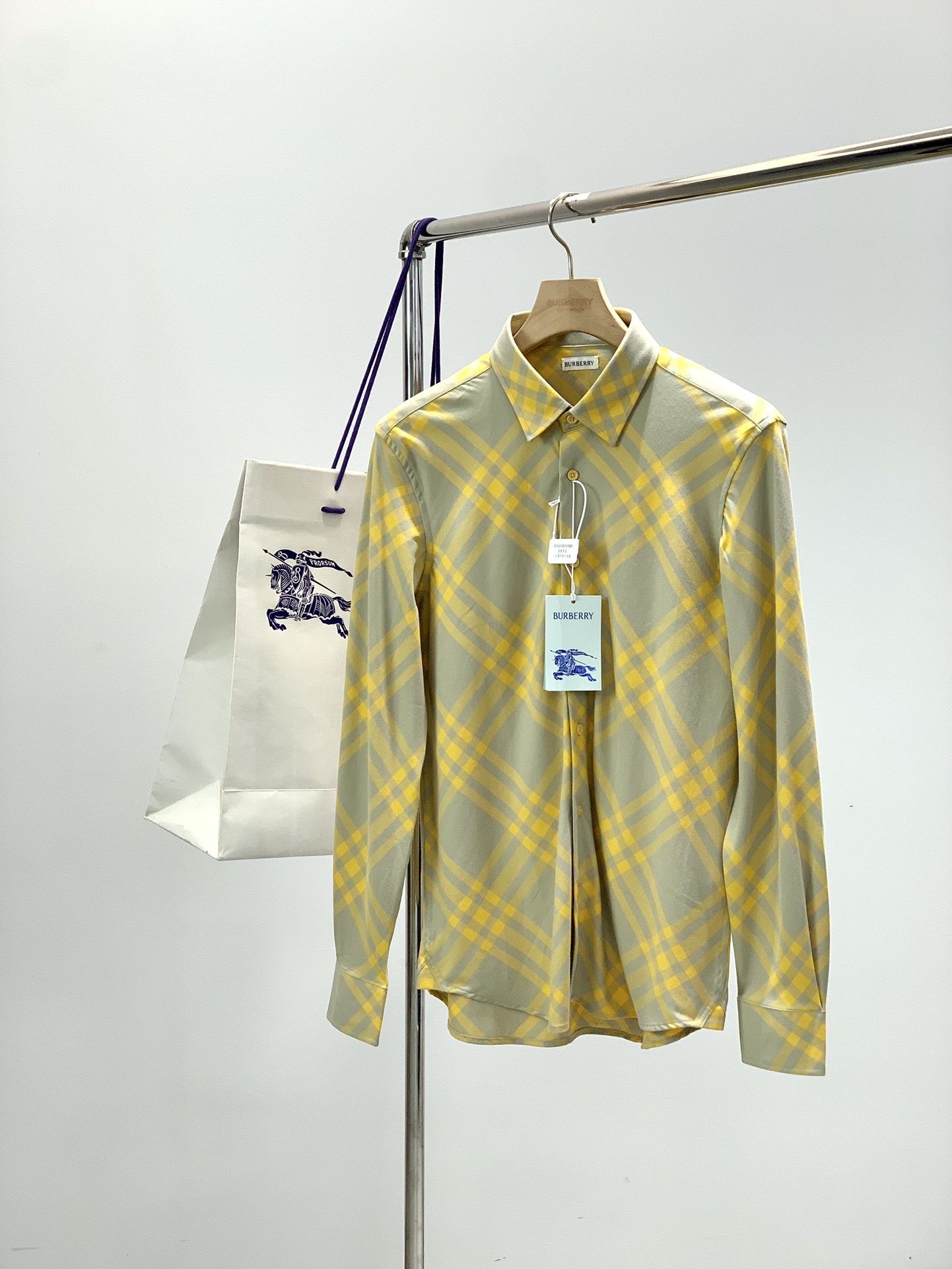 NO:684485,, Burberry, the latest autumn products, available at counters simultaneously, original goods, fashionable and casual long-sleeved shirts, imported original fabrics, the upper body is comfortable and breathable, top-notch printing technology letter pattern decorative logo, extremely high grade, comfortable and versatile, the upper body is very handsome, size S-2XL,, burberry, burberry, shirts,19860909,Burberry 巴宝莉,秋季最新品,专柜同步有售,原单狠货,时尚休闲长袖衬衫,进口原版面料,上身舒适透气,顶级印花工艺字母图案装饰logo,档次极高,舒适百搭,上身帅气十足,码数S-2XL,,burberry,burberry,shirts,,Men's clothing