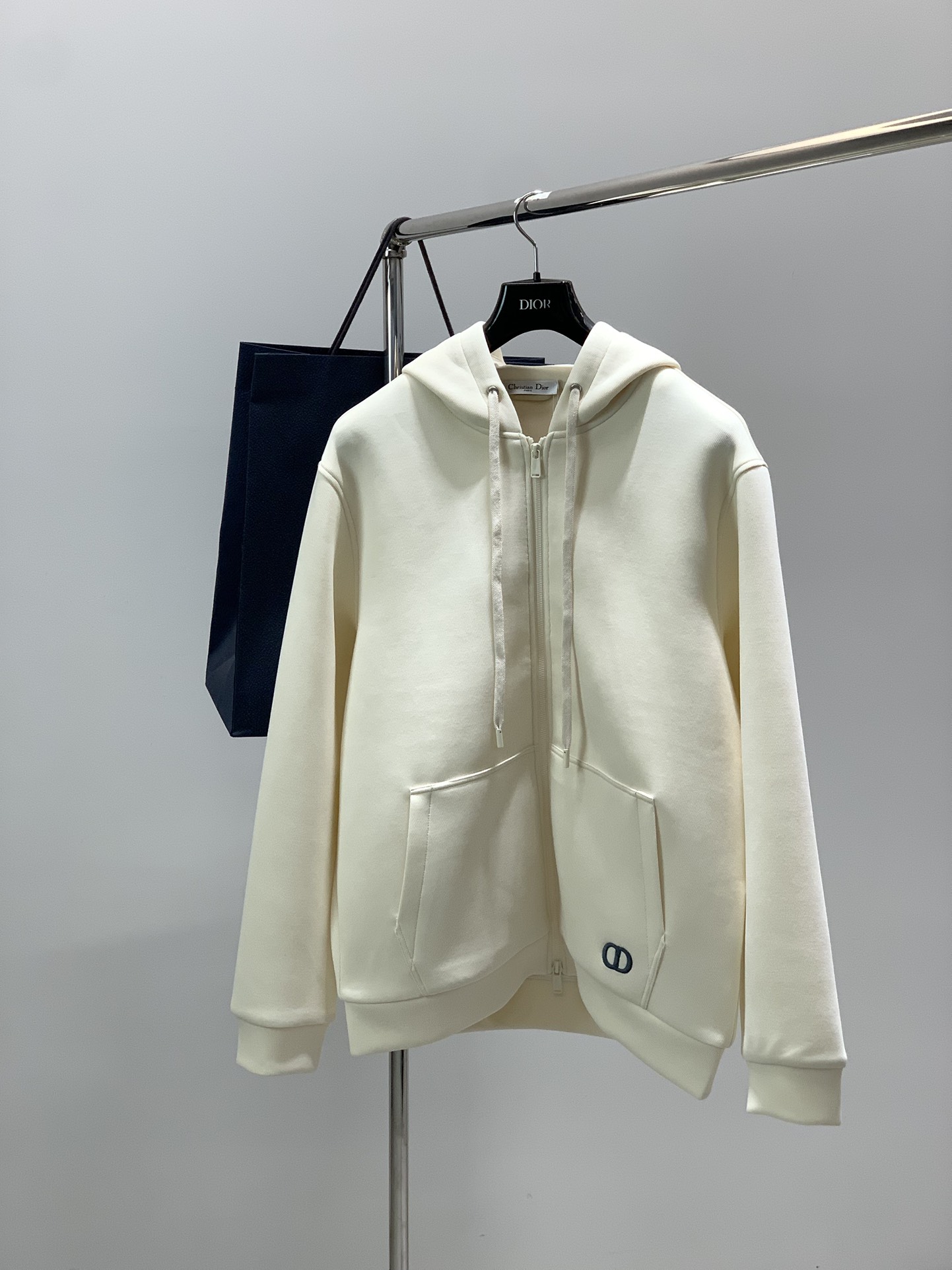 NO:690481,Clothes, pants, Dior, new autumn products, available at counters simultaneously, simple fashion casual suits, original imported fabrics, comfortable and breathable, top-notch embroidery printing technology letter pattern logo, extremely high grade, unique design, fashionable and handsome upper body!  2 colors recommended, size M-4Xl, dior, dior,19860909衣服,裤子,Dior 迪奥, 秋季新品,专柜同步有售,简约时尚休闲套装,原版进口面料,舒适透气,顶级刺绣印花工艺字母图案logo,档次极高,独特设计,上身时尚帅气！2色推荐,码数M-4Xl,,dior,dior,,Men's clothing