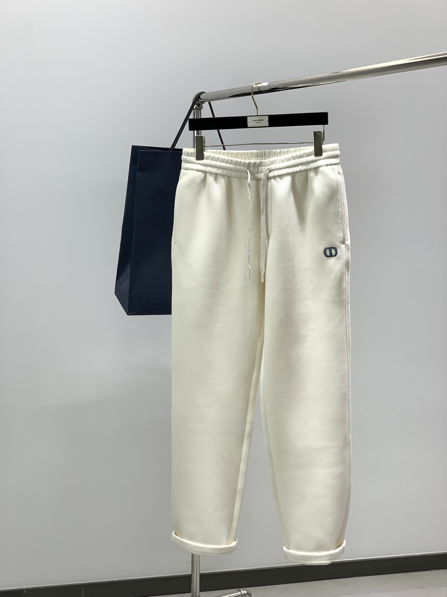 NO:690483,Clothes, pants, Dior, new autumn products, available at counters simultaneously, simple fashion casual suits, original imported fabrics, comfortable and breathable, top-notch embroidery printing technology letter pattern logo, extremely high grade, unique design, fashionable and handsome upper body!  2 colors recommended, size M-4Xl, dior, dior,19860909衣服,裤子,Dior 迪奥, 秋季新品,专柜同步有售,简约时尚休闲套装,原版进口面料,舒适透气,顶级刺绣印花工艺字母图案logo,档次极高,独特设计,上身时尚帅气！2色推荐,码数M-4Xl,,dior,dior,,Men's clothing