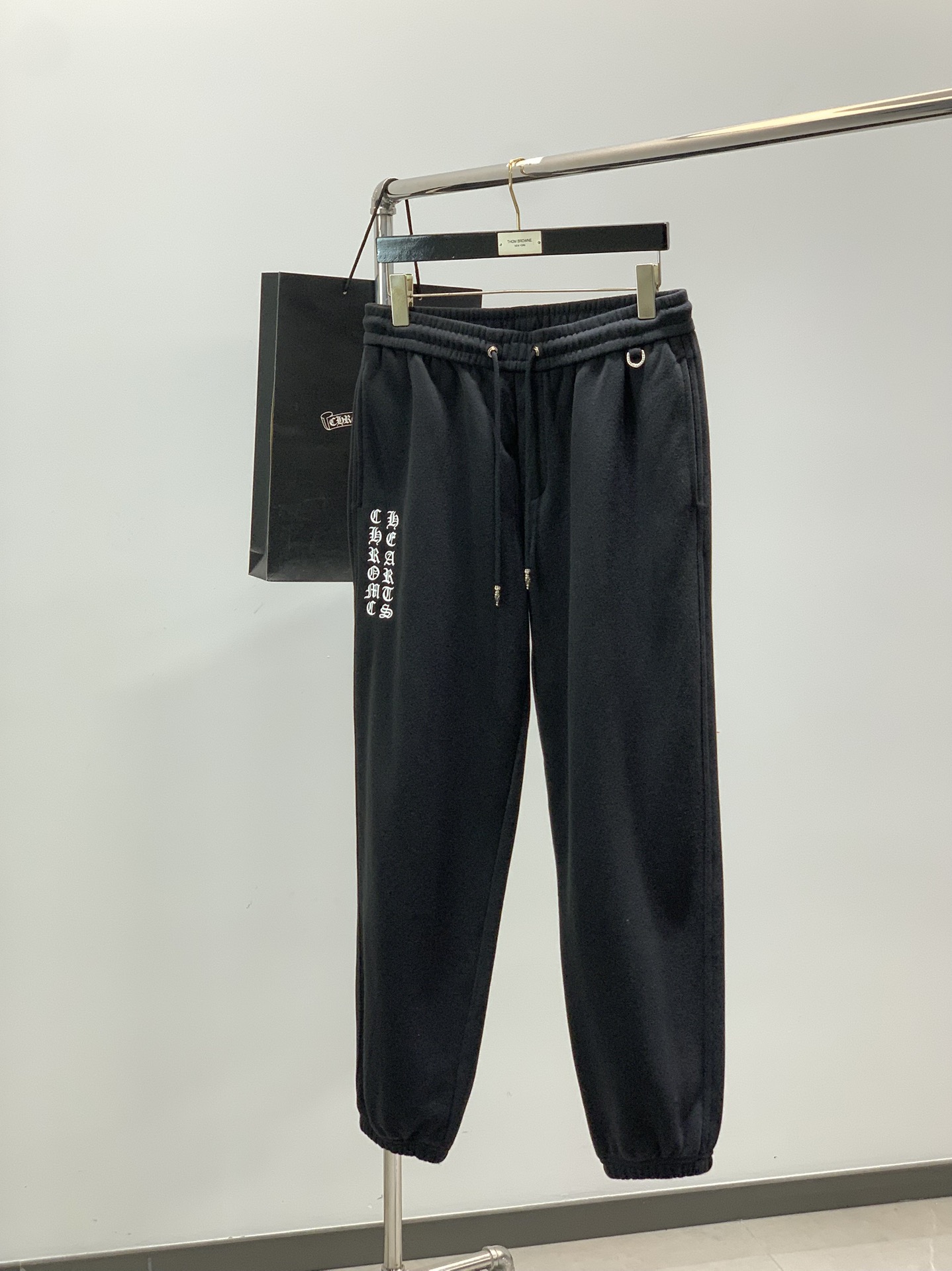 NO:690480,Clothes, pants, Chrome Hearts, new autumn products, available at counters simultaneously, original goods, fashionable casual suits, using imported original fabrics, top embroidery crafts letter pattern logo, original hardware accessories decoration, unique design, counter appearance, fashionable and handsome upper body, size M-4XL,, chrome hearts, chrome hearts,19860909衣服,裤子,Chrome Hearts 克罗心,秋季新品,专柜同步有售,原单狠货,时尚休闲套装,采用进口原版面料,顶级刺绣工艺字母图案logo,原版五金辅料装饰,独特设计,专柜卖相,上身时尚帅,码数M-4XL,,chrome hearts,chrome hearts,,Men's clothing