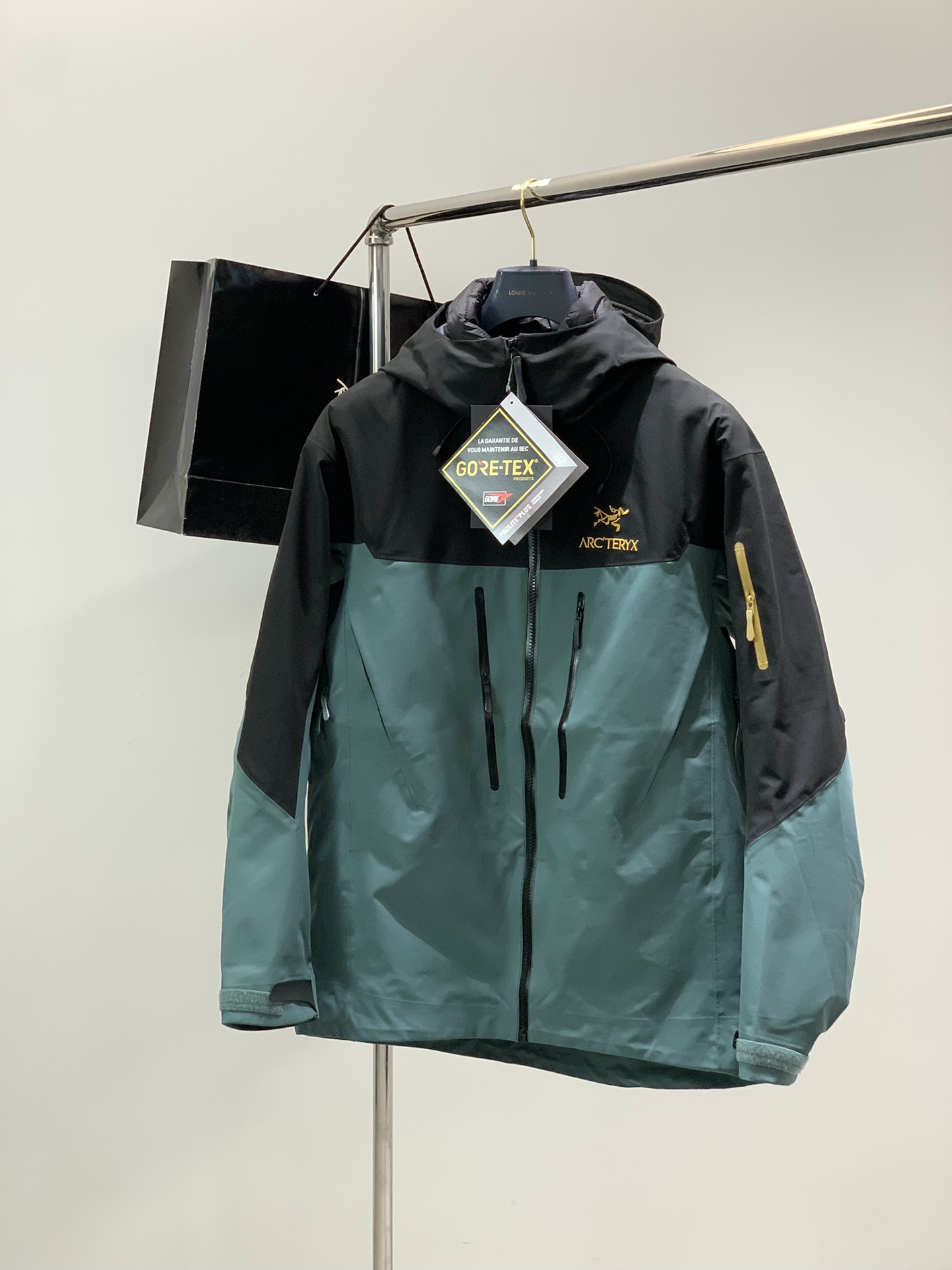 NO:690486,, ARCTERYX Arc'teryx, 2025 winter AW new product, fashionable and casual three-in-one down jacket, available at counters, original goods, imported original fabrics, extremely complex craftsmanship, very elegant and fashionable, noble and elegant, from the main fabric to the detailed craftsmanship, highlighting the ingenuity of fashion, code size S-2XL, arc'teryx, down jacket,19860909,ARCTERYX 始祖鸟,2025冬季AW新品,时尚休闲三合一羽绒服冲锋衣,专柜同步有售,原单狠货,进口原版面料,工艺极度复杂,视觉相当雅致时髦,高贵而优雅,从主体面料到细节工艺,彰显时装的匠心所在,码数S-2XL,arc'teryx,down jacket,,Men's clothing