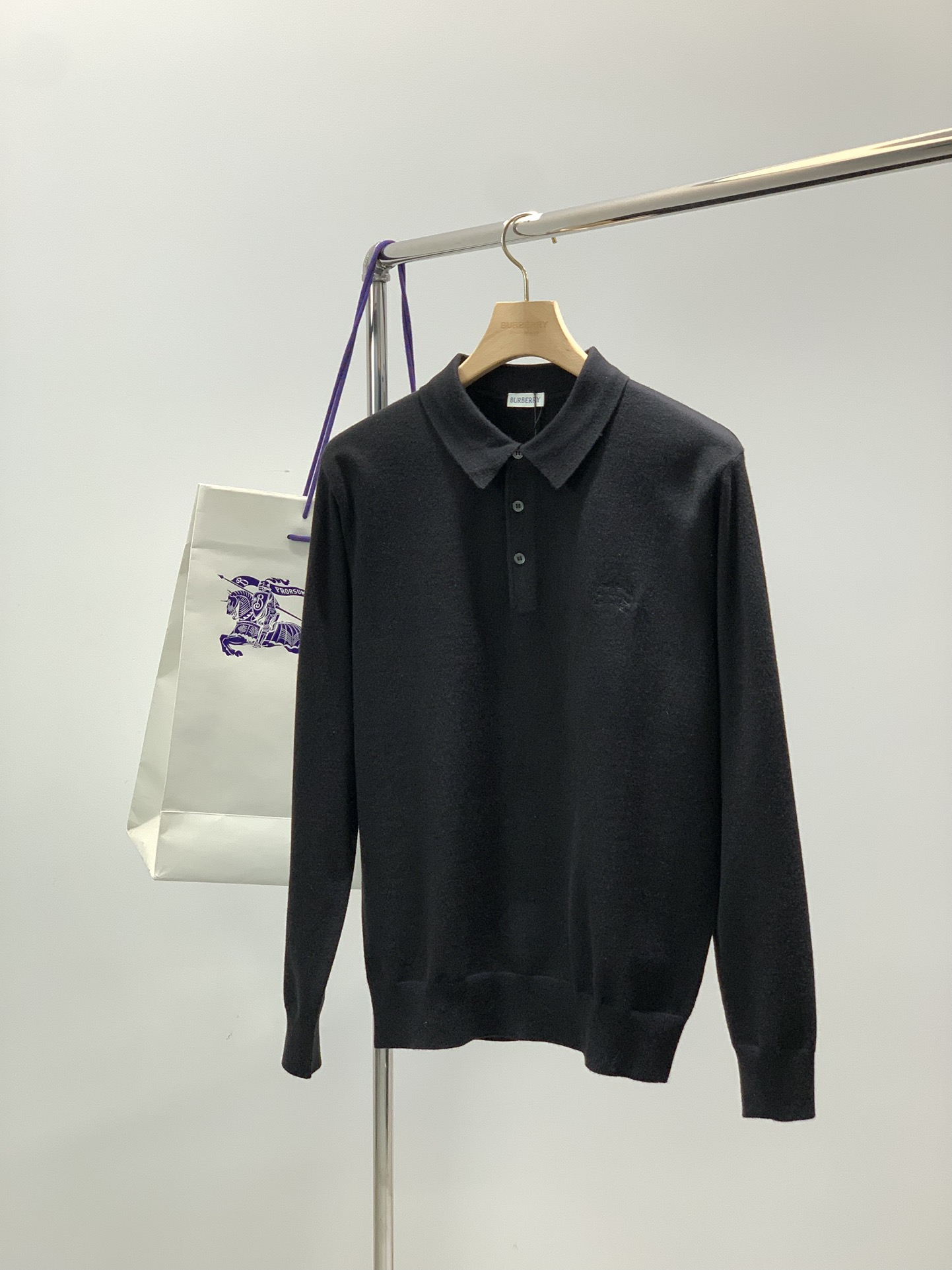 NO:682839,, Burberry, 2025 winter latest products, available at counters simultaneously, original goods, fashionable and casual lapel knitted sweater, imported original fabrics, the upper body is comfortable and breathable, top embroidery technology letter pattern decoration logo, extremely high grade, comfortable and versatile, the upper body is very handsome, 5 colors recommended, size M-3XL,, burberry, burberry, sweaters,19860909,Burberry 巴宝莉,2025冬季最新品,专柜同步有售,原单狠货,时尚休闲翻领针织毛衣,进口原版面料,上身舒适透气,顶级刺绣工艺字母图案装饰logo,档次极高,舒适百搭,上身帅气十足,5色推荐,码数M-3XL,,burberry,burberry,sweaters,,Men's clothing