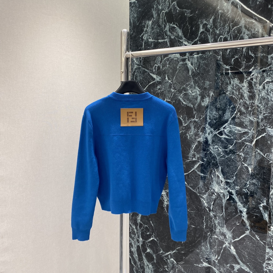 FD 25秋冬新款 圆领针织开衫 圆领+对称口袋设计 细节感满满 后背品牌字母图案 纽扣也很精致~廓形剪