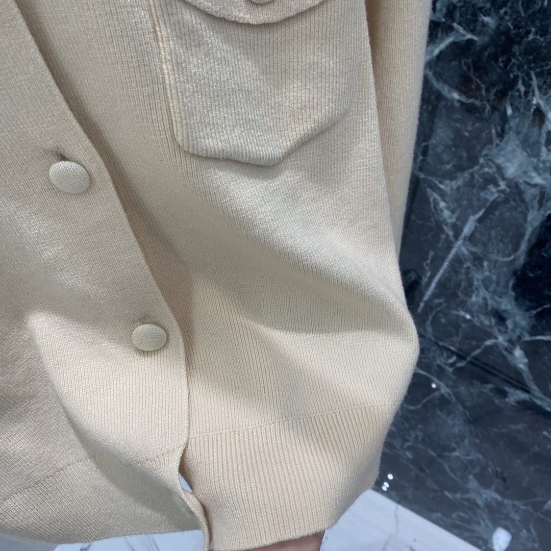 FD 25秋冬新款 圆领针织开衫 圆领+对称口袋设计 细节感满满 后背品牌字母图案 纽扣也很精致~廓形剪