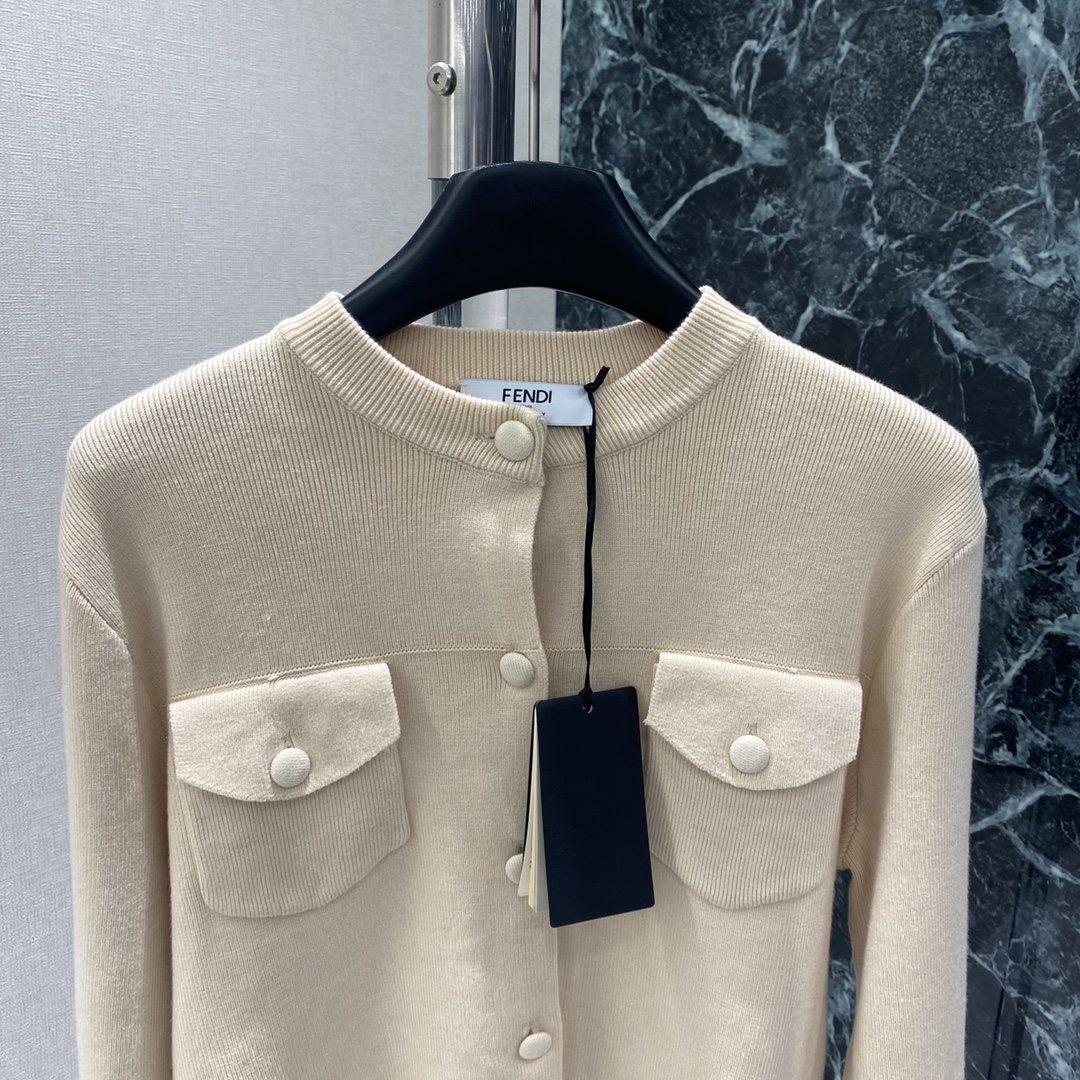 FD 25秋冬新款 圆领针织开衫 圆领+对称口袋设计 细节感满满 后背品牌字母图案 纽扣也很精致~廓形剪