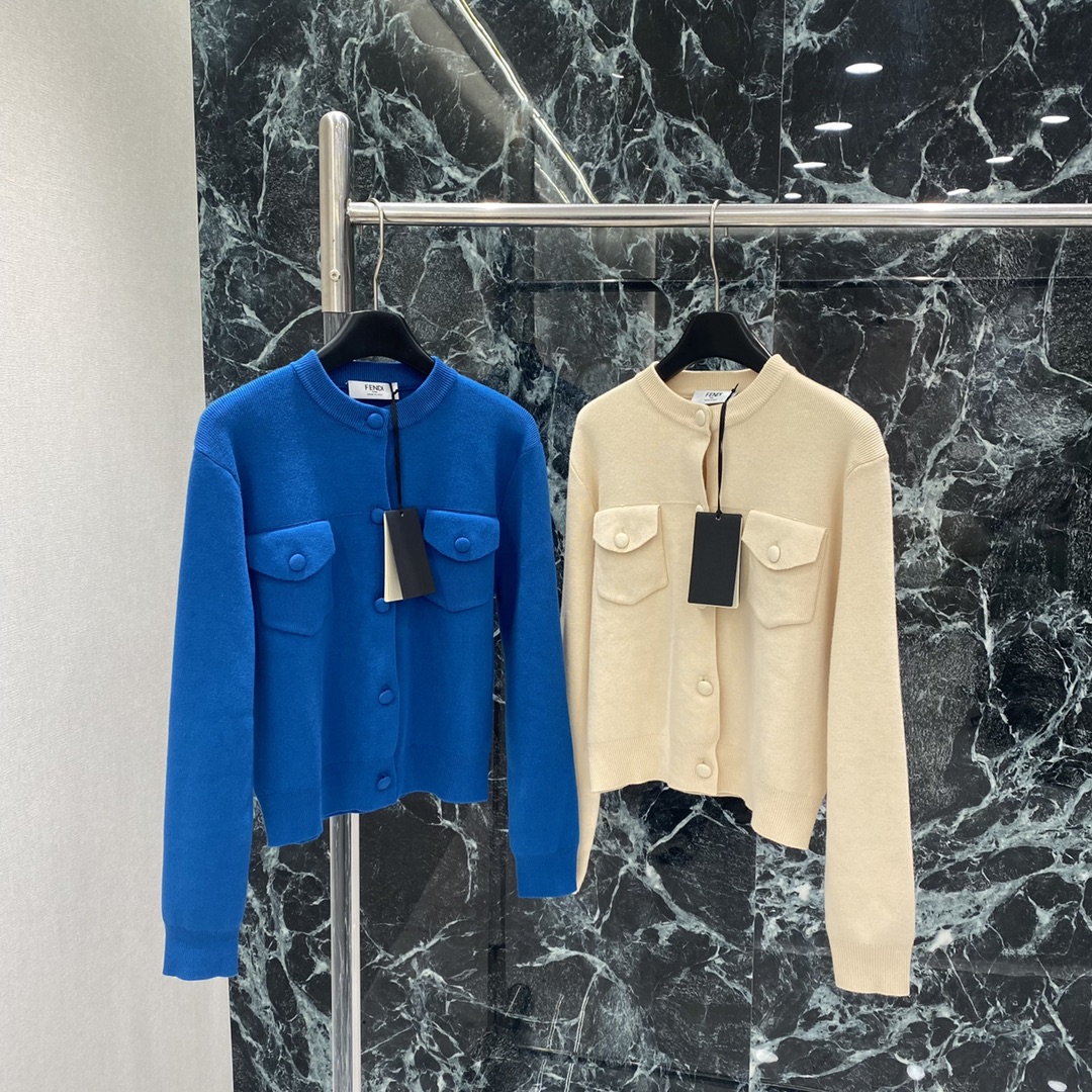 FD 25秋冬新款 圆领针织开衫 圆领+对称口袋设计 细节感满满 后背品牌字母图案 纽扣也很精致~廓形剪