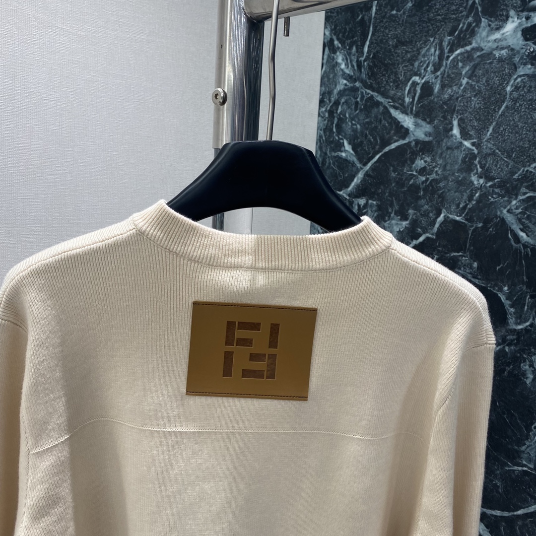 FD 25秋冬新款 圆领针织开衫 圆领+对称口袋设计 细节感满满 后背品牌字母图案 纽扣也很精致~廓形剪